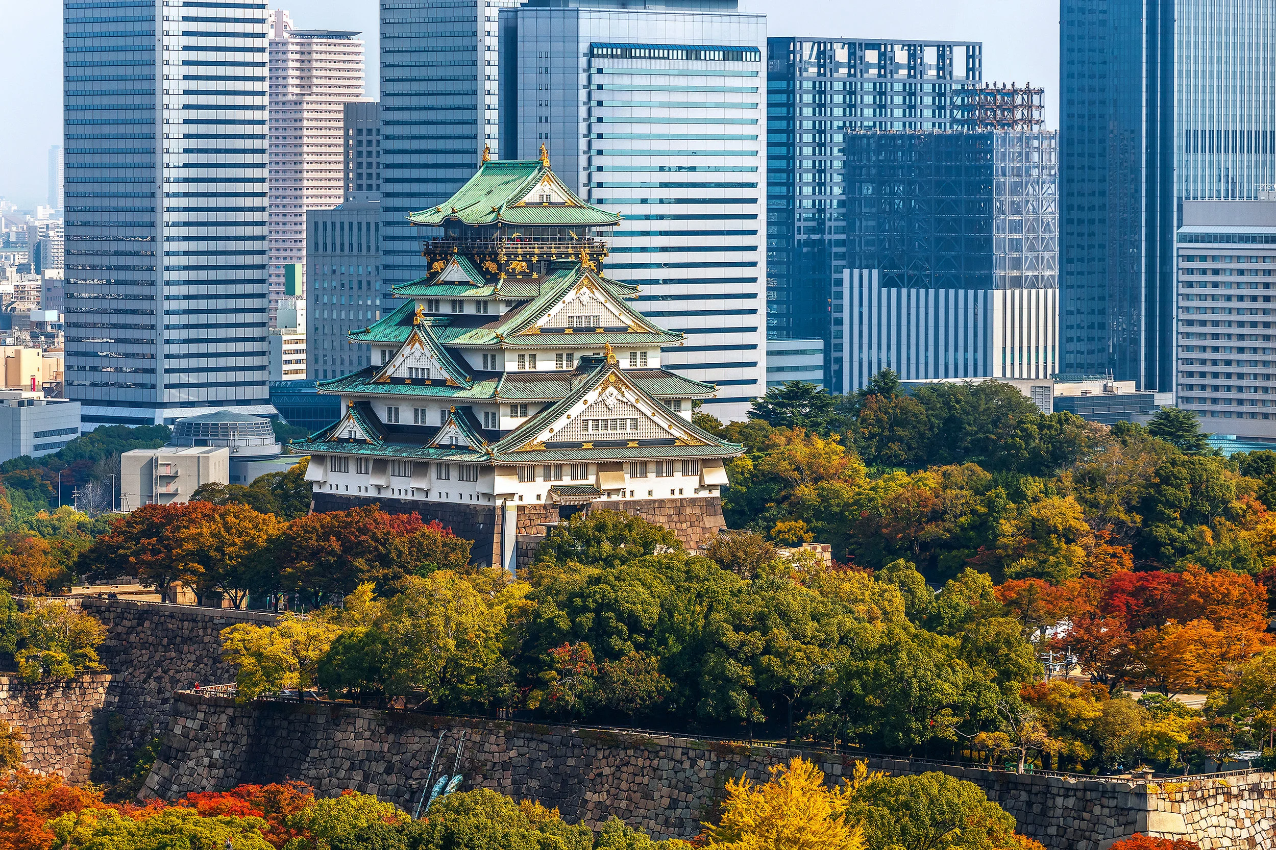 Osaka Castle seems like an anachronism surrounded by modern skyscrapers. It's a visual example of wa (Japanese) and yo (Western) coexisting in the same microverse that is Japan.