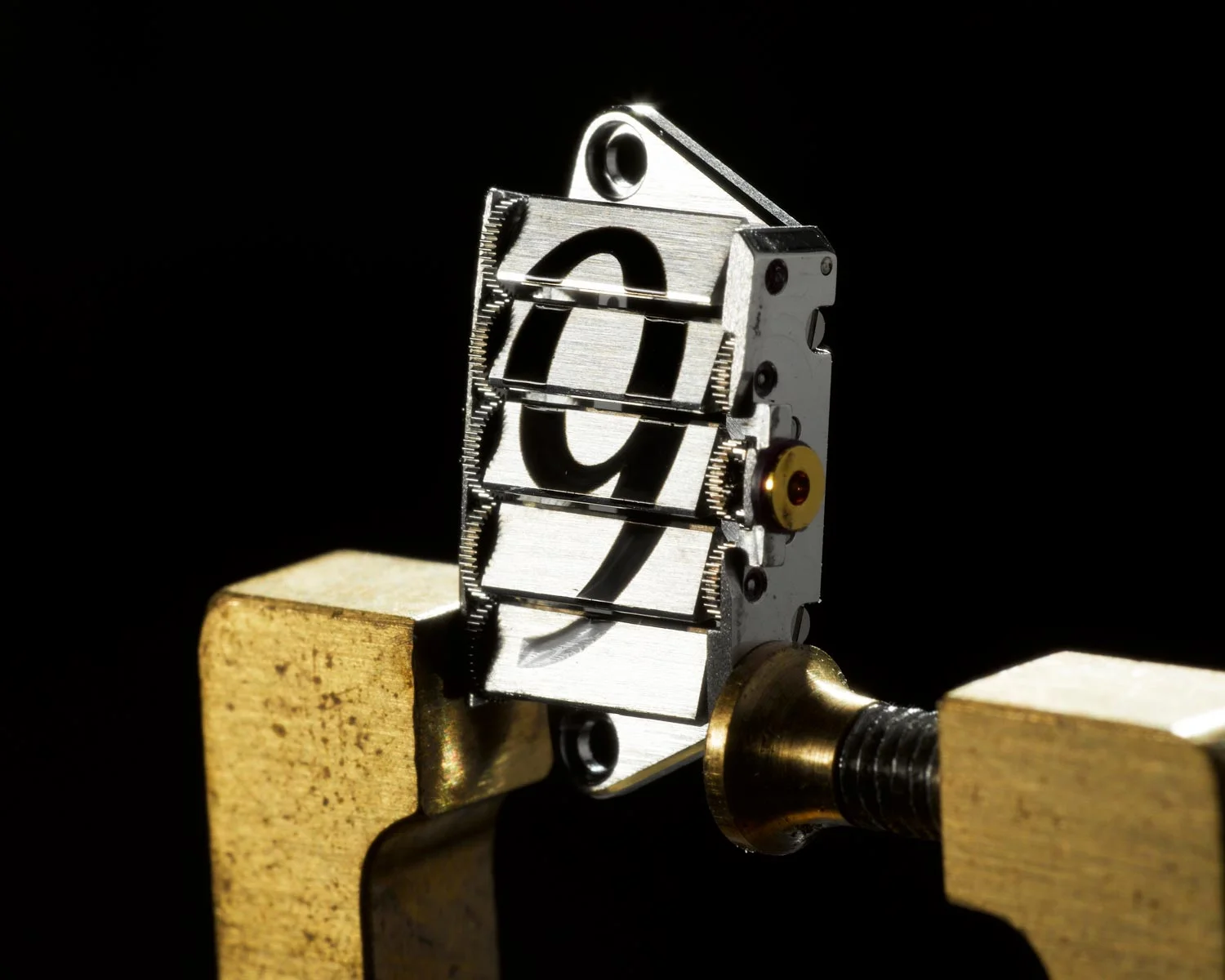 The hour module A delight to watch in action, each hour module is comprised of over 50 components.