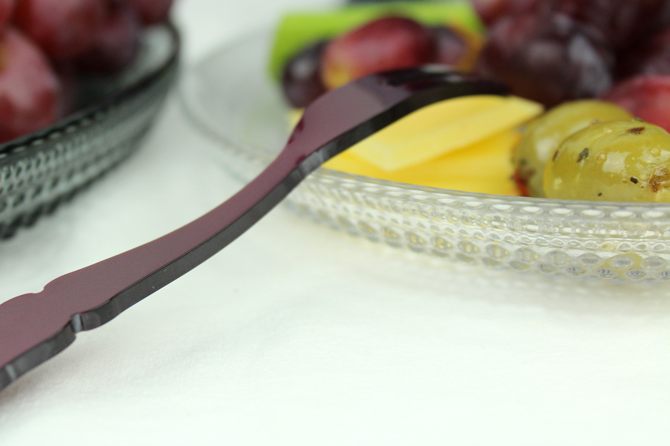 Sabre Old Fashioned cocktail fork in Aubergine, Kastehelmi salad plate in Clear.