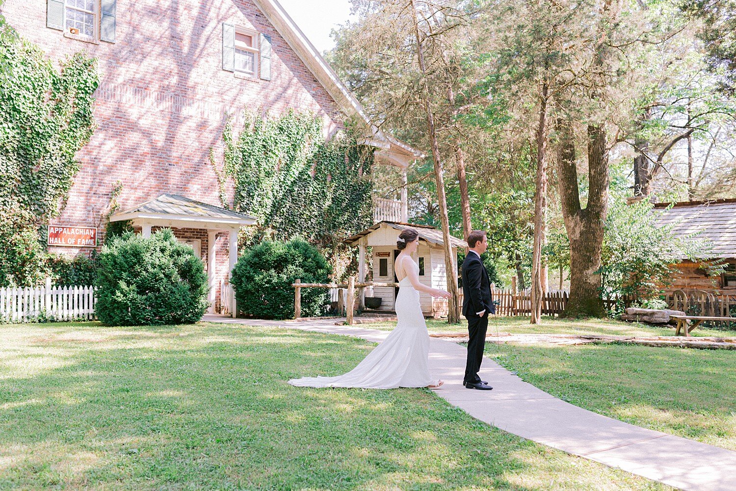 elegant-The-Museum-of-Appalachia-norris-tn-wedding-anne&chris