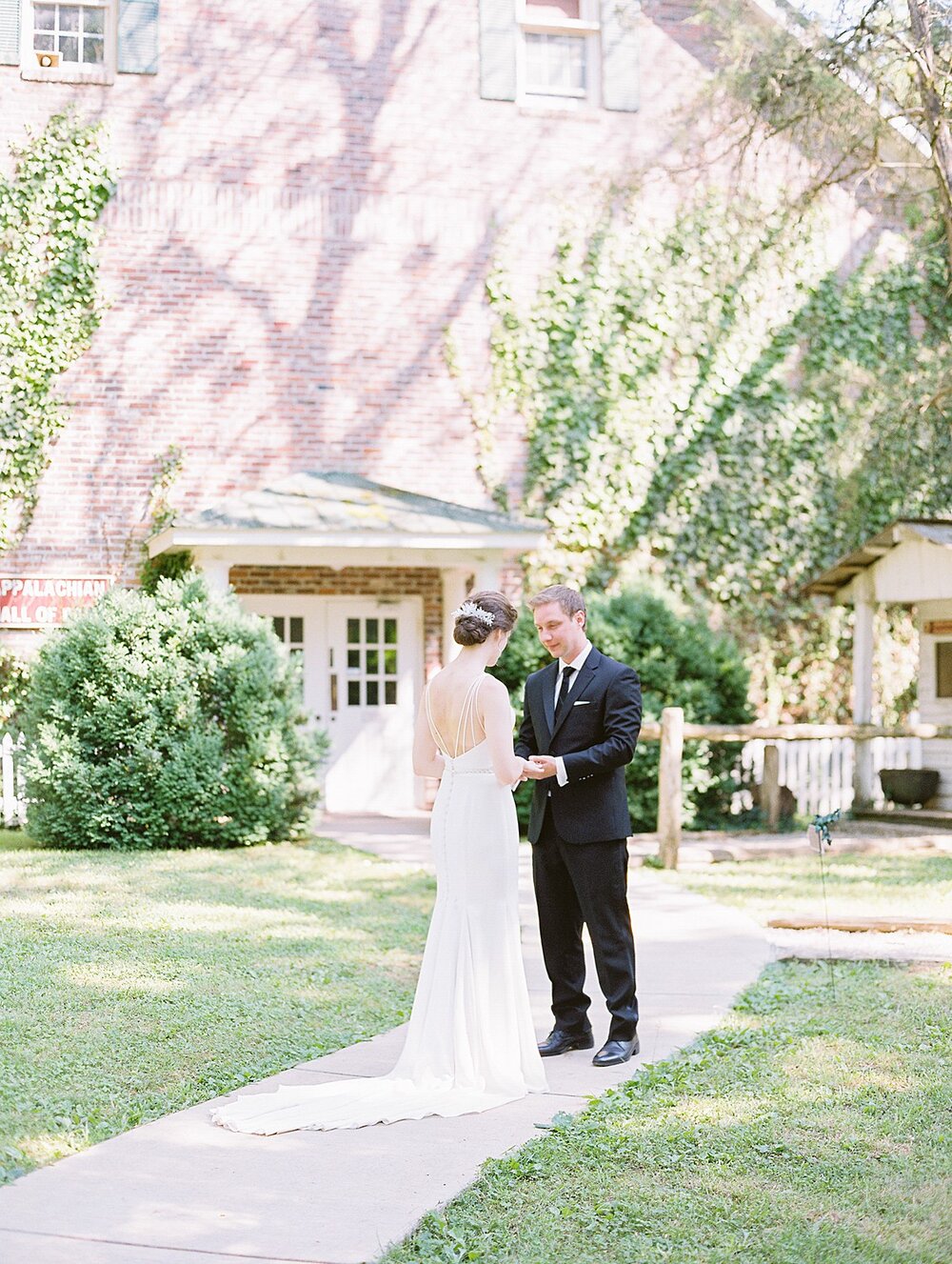 elegant-The-Museum-of-Appalachia-norris-tn-wedding-anne&chris