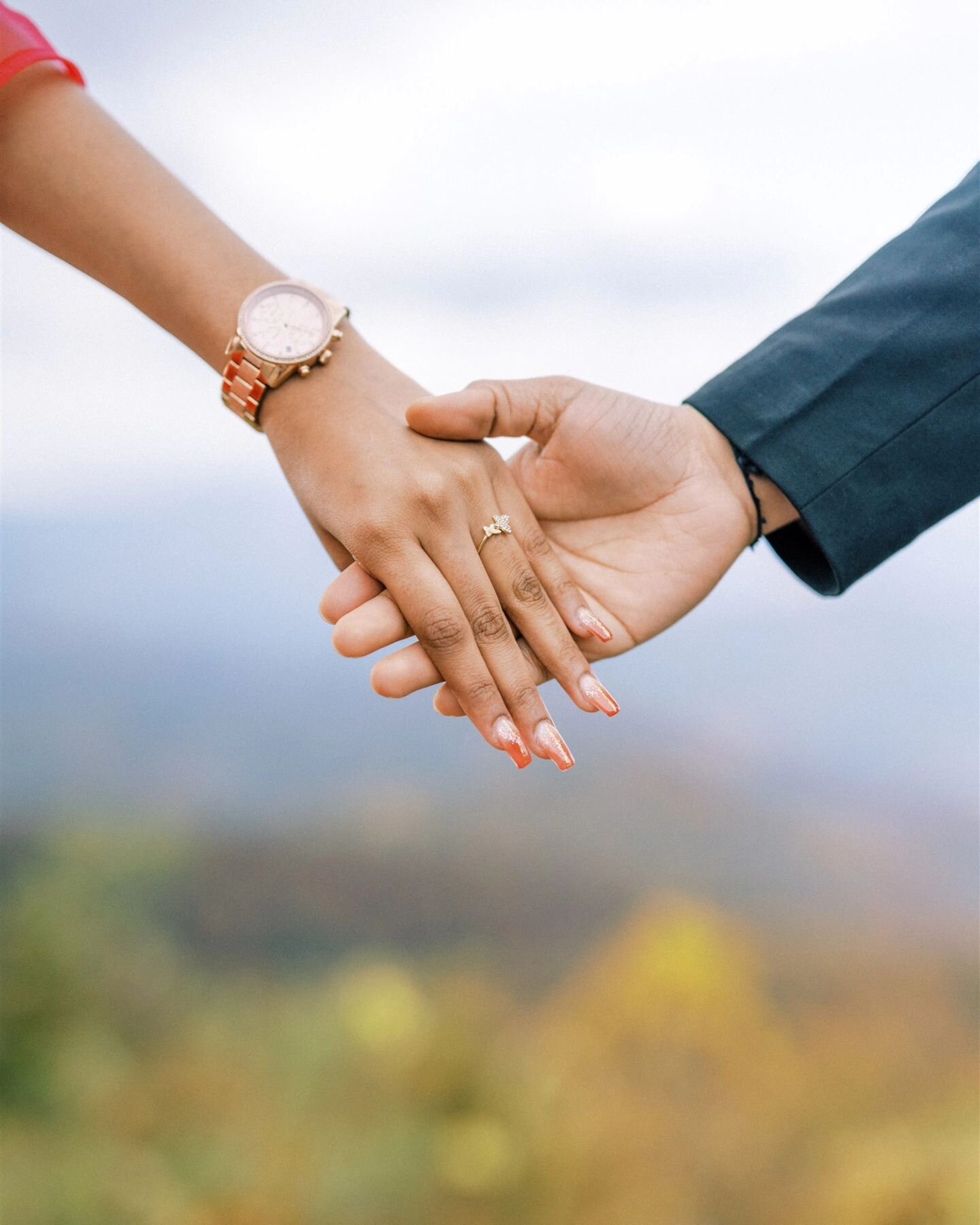 Embracing the beauty of nature on the Smoky Mountains Foothills Parkway! 🍁✨ We had the privilege of capturing this couple against the breathtaking backdrop of fall colors. What an  unforgettable engagement session! 💍🌄 #SmokyMountains #FoothillsPar