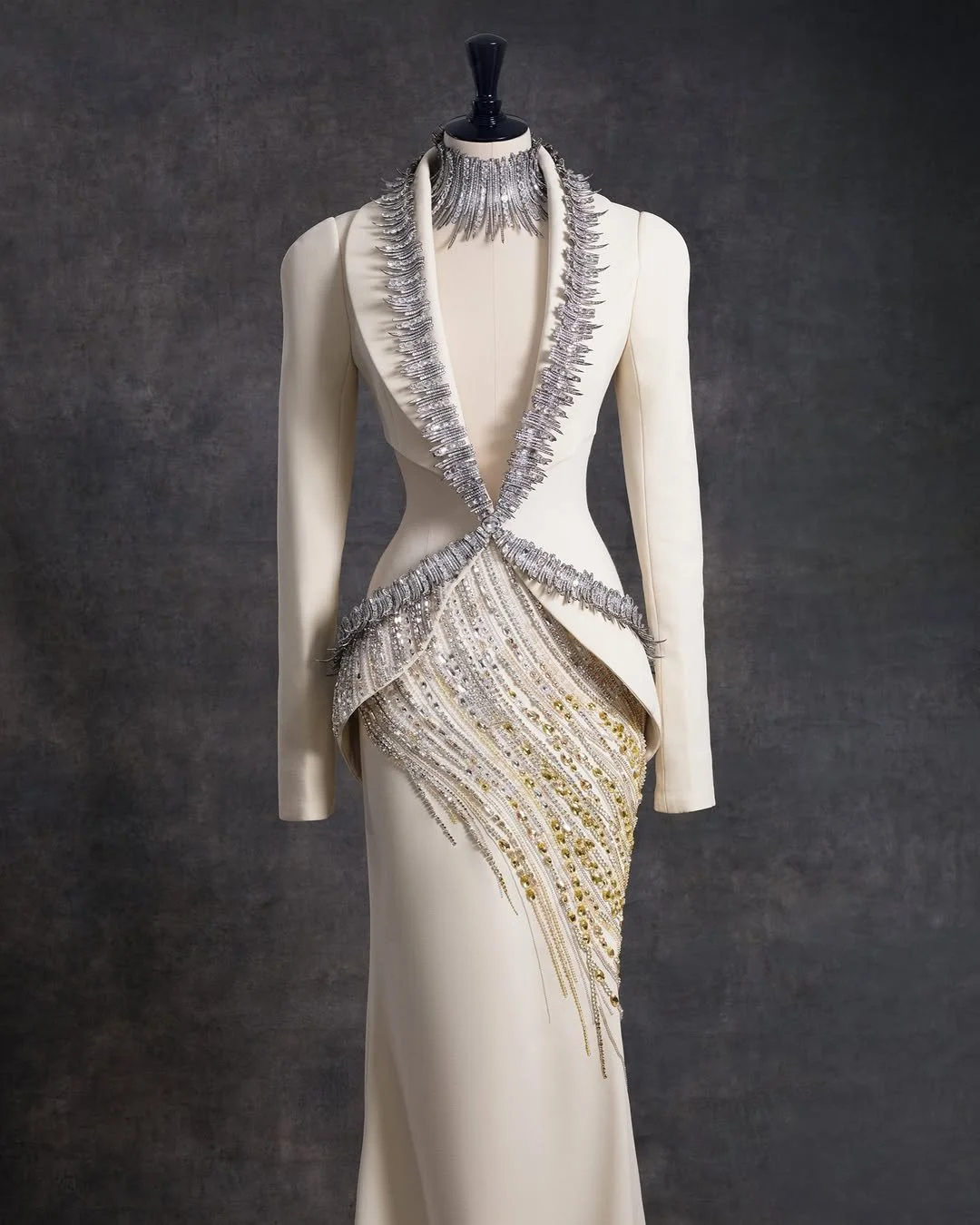 @AlexConsani’s one-of-a-kind Met Gala look represents over 275 hours of craftsmanship by 15 arti (2).jpg