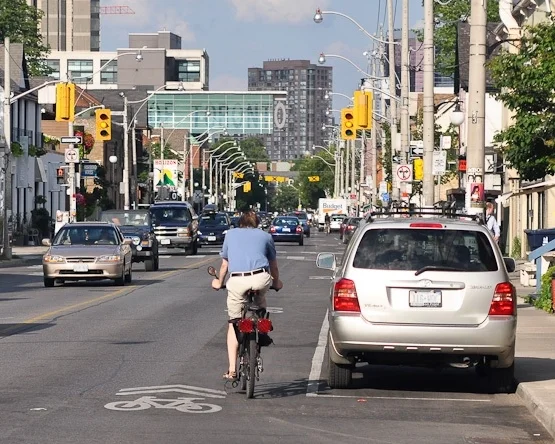 Source https://commons.wikimedia.org/wiki/File:Sharrows_Toronto_2011.jpg