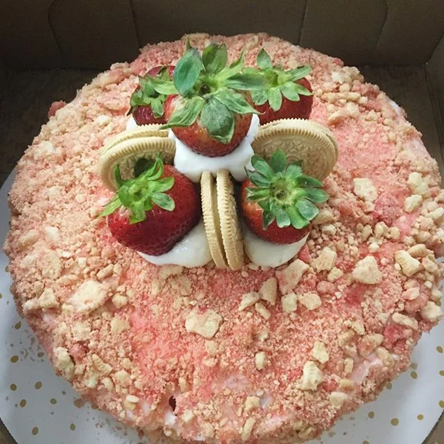Two months ago we celebrated our fourth #anniversary with bowling, karaoke and cake! 🎳 🎤 
Thanks to Sharda from @cake4daez for this delicious Strawberry shortcake! 🍓🎂