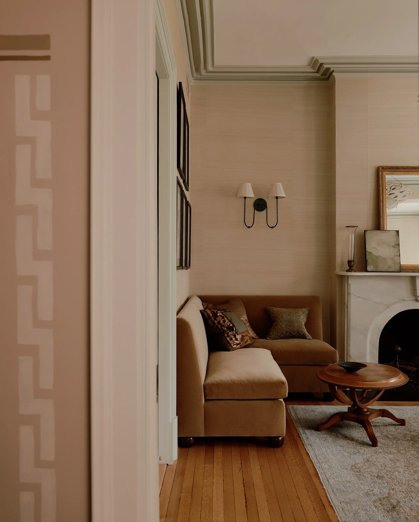 The primary bedroom in Albany wrapped in silky grasscloth and the most perfect French gray paint with custom scalloped wood bedside tables 〰️ Photos by @william.jess.laird for @elledecor