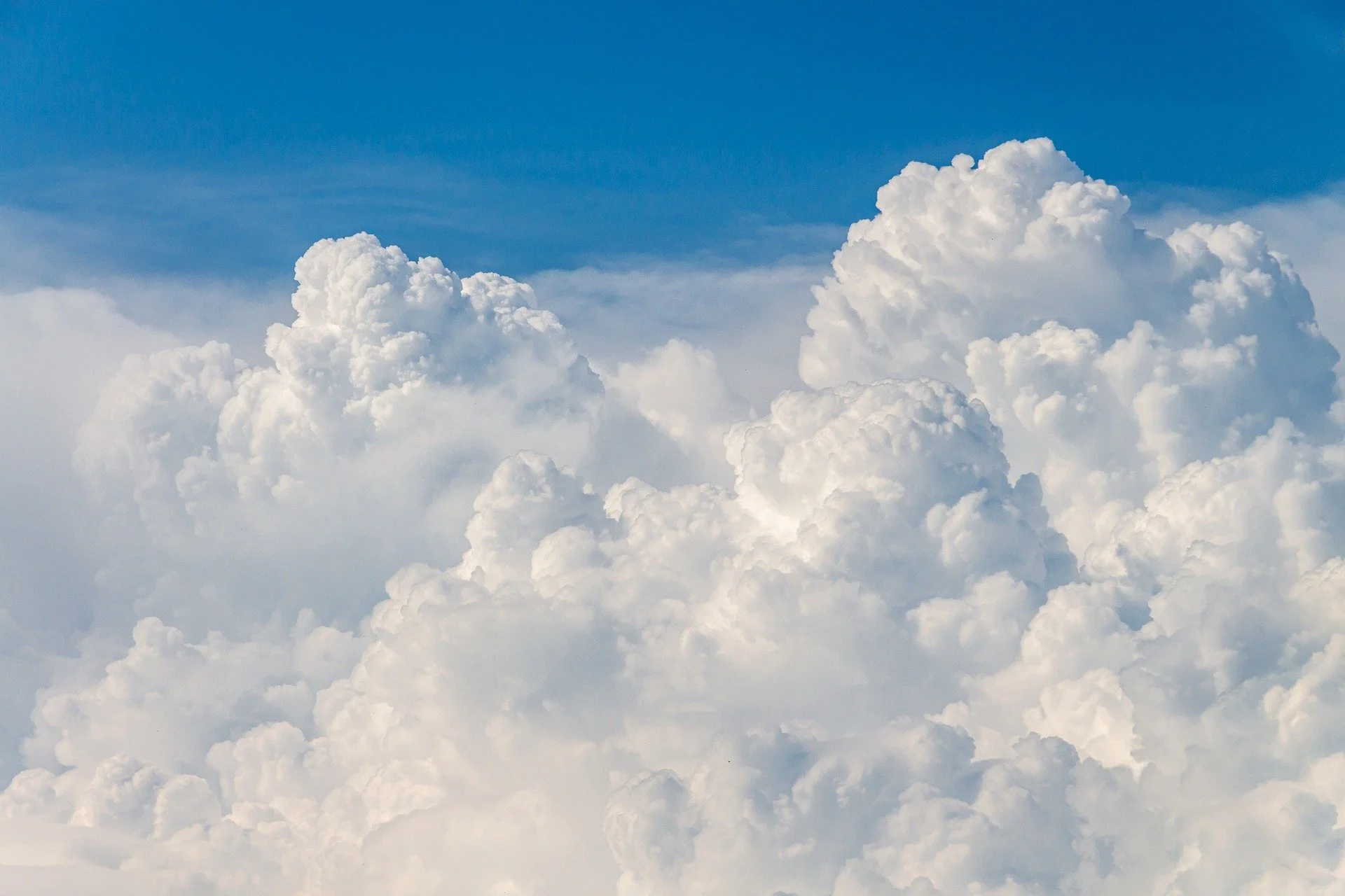 clouds-g7d22061cd_1920.jpg