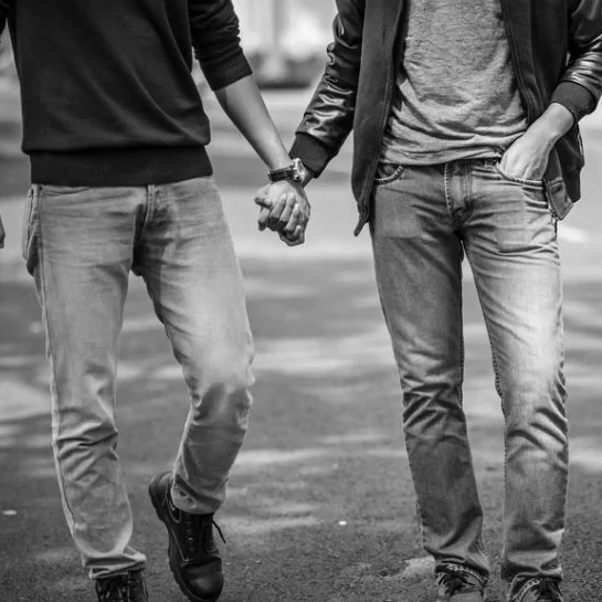Gay-couple-supermarket.jpg