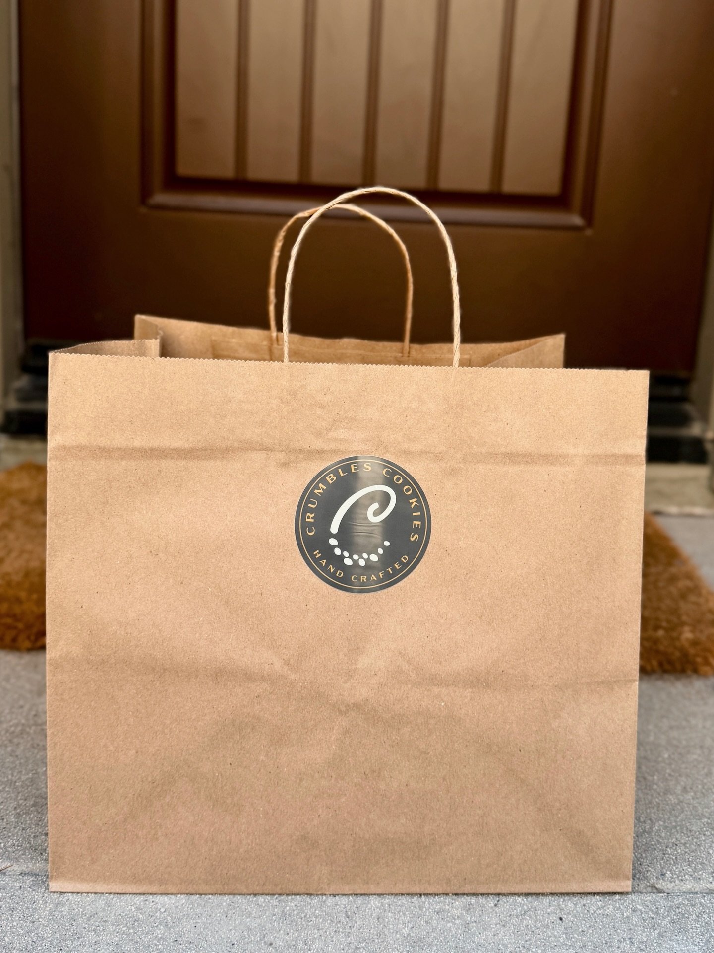 Yes, we deliver! On Doordash, Uber Eats, and GrubHub - you can get Crumbles treats sent right to your door 🍪 

Click the &ldquo;order now&rdquo; button on our website to see all the options!