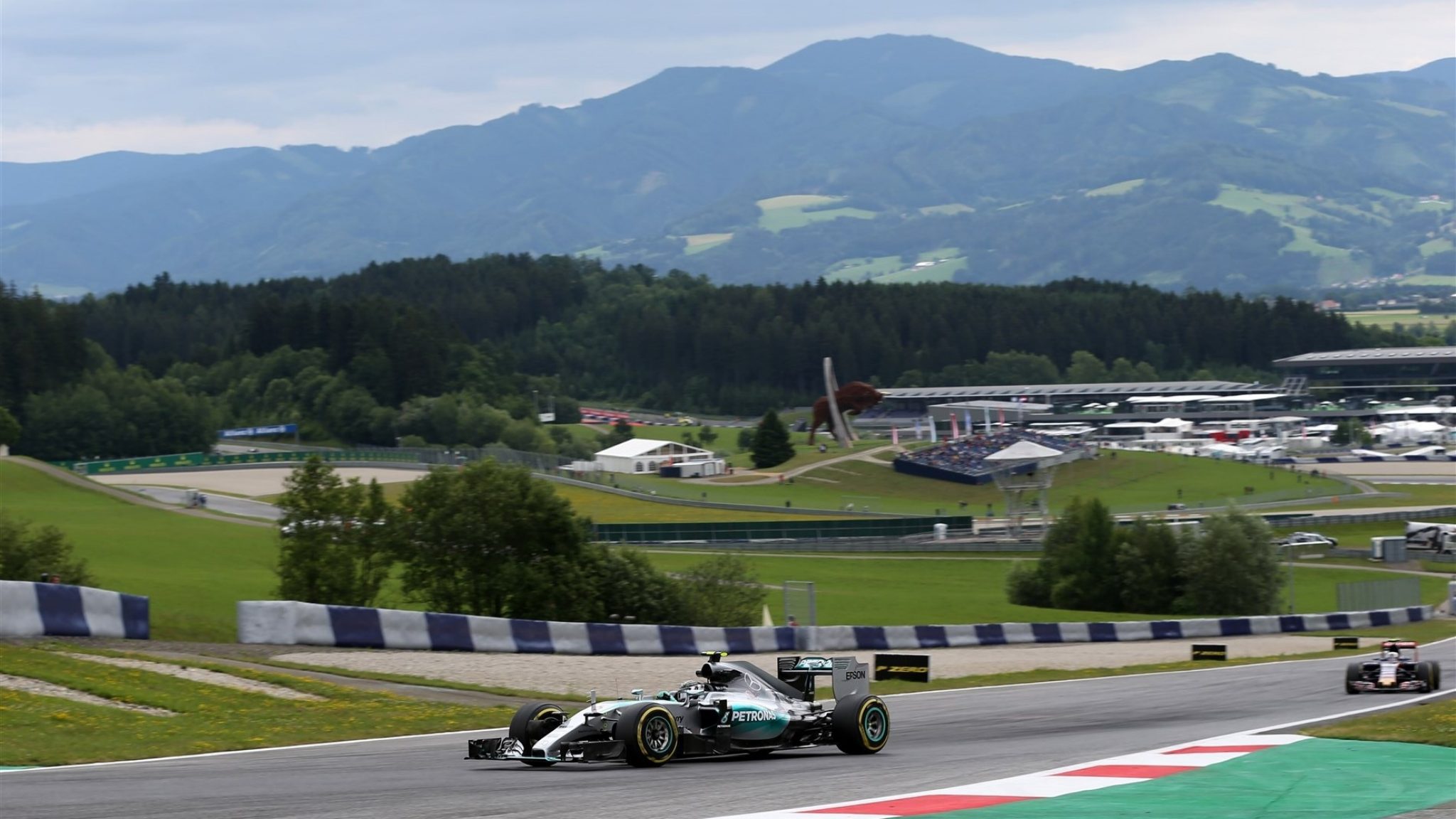 FP1 - Rosberg leads Hamilton in Austria