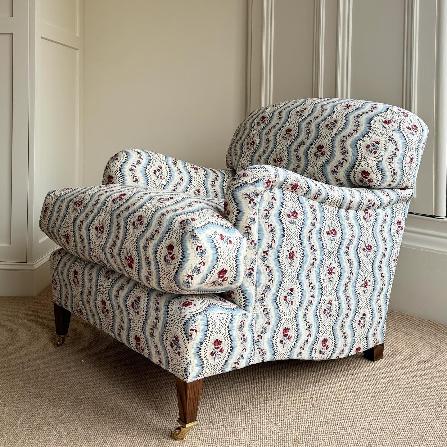 Our smaller sized Heathfield armchair - same rake, same squashyness - just a bit neater #joannaplantinteriors #traditionalupholstery #britishmade