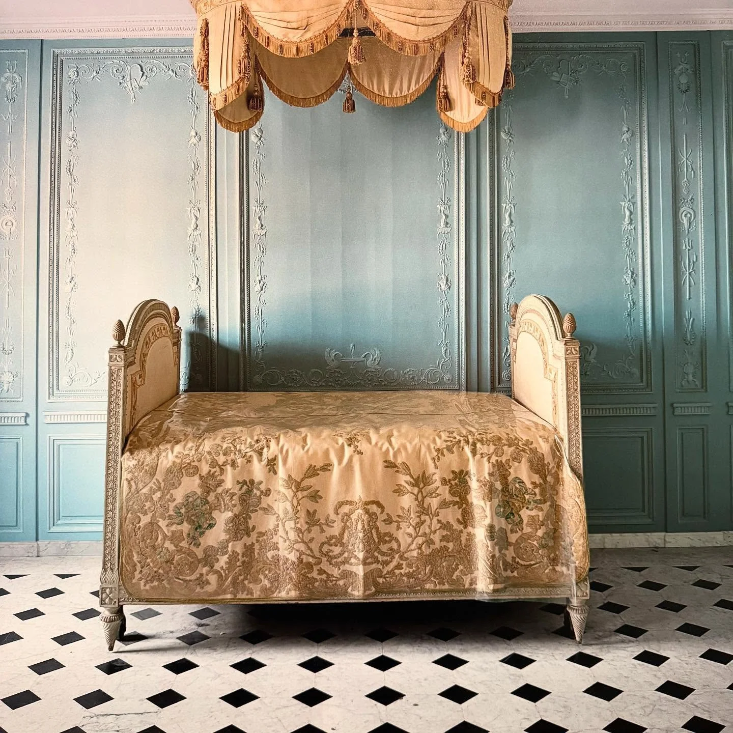 Marie Antoinette&rsquo;s bathroom at Versailles photographed by Robert Polidori 

Marie Antoinette Style @vamuseum