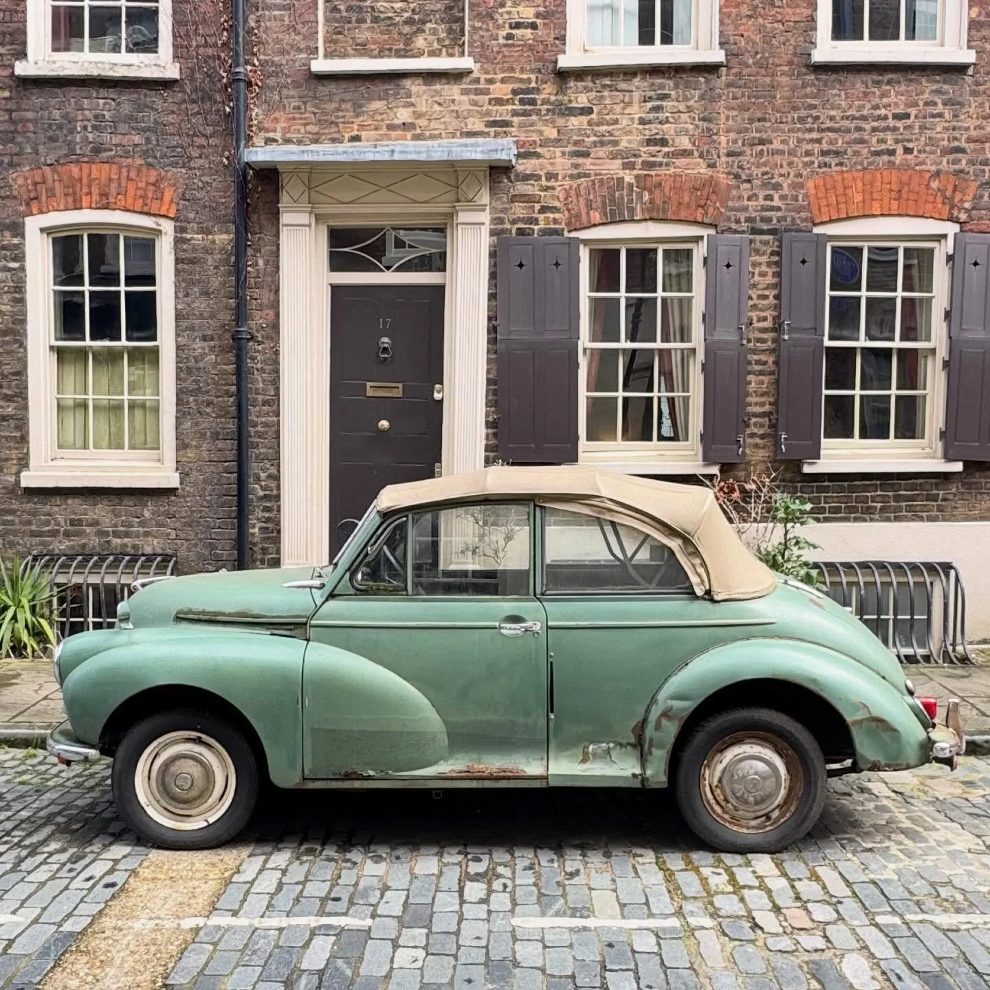 A lovely old Morris Minor spotted in Spitalfields yesterday.  My mum had a Morris Traveller when I was young and I can still remember the smell of the cracked leather seats, the bouncy suspension and the moss growing in the wooden panel divides.  I k