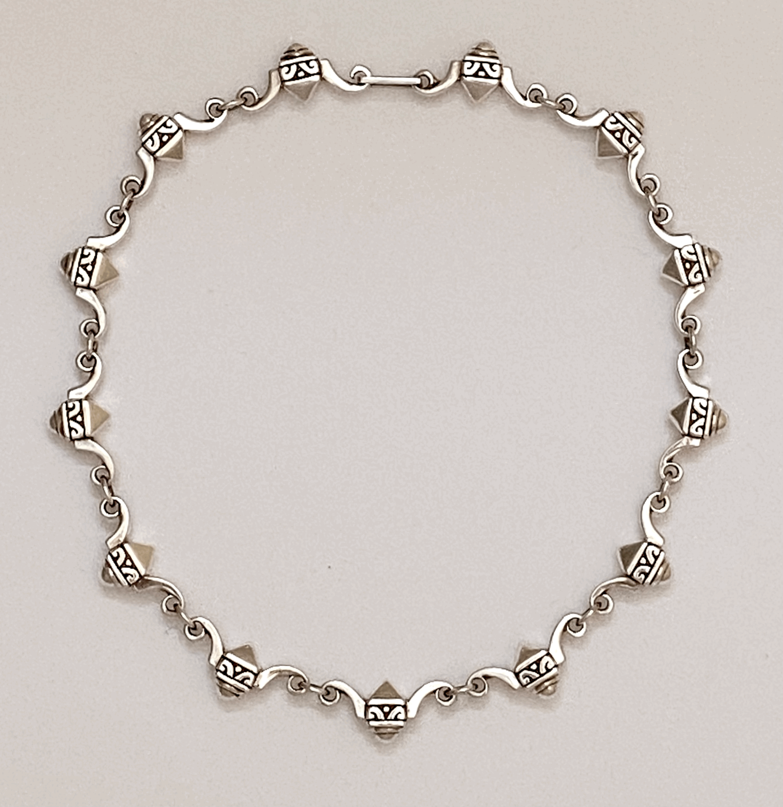 PETITE FINIAL COLLAR