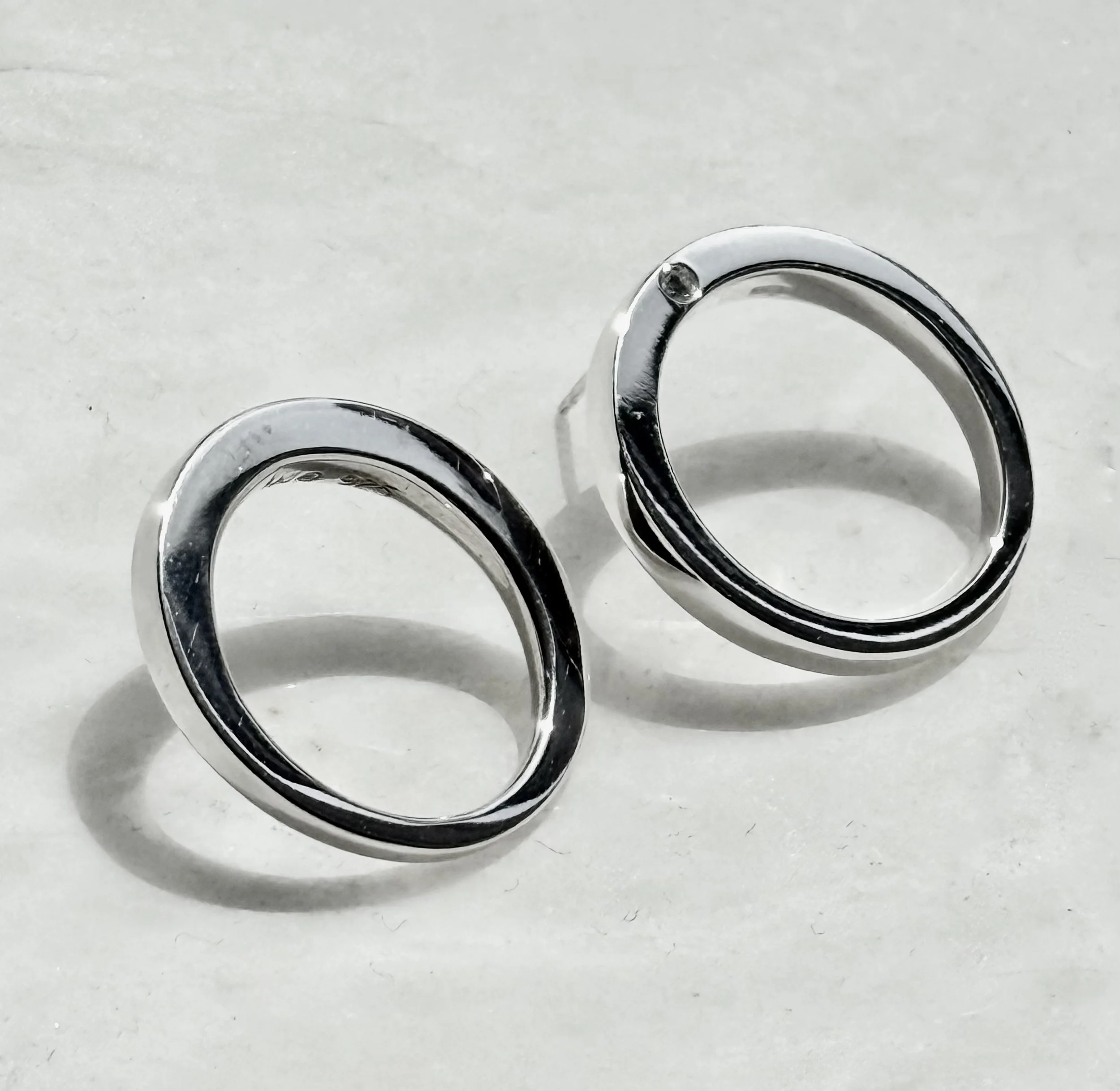 SCULPTURAL CIRCLE POST + OPTIONAL DIAMOND