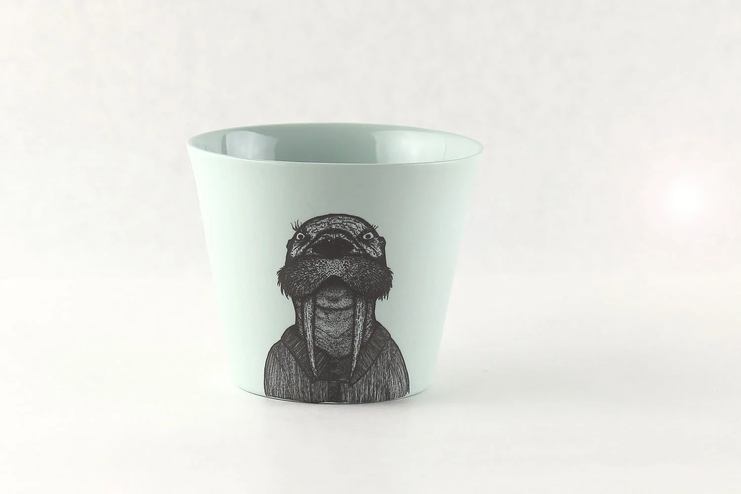 PORZELLANBECHER MIT TIERMOTIV HANDGEMACHT-WALROSS-HELLBLAU.jpg