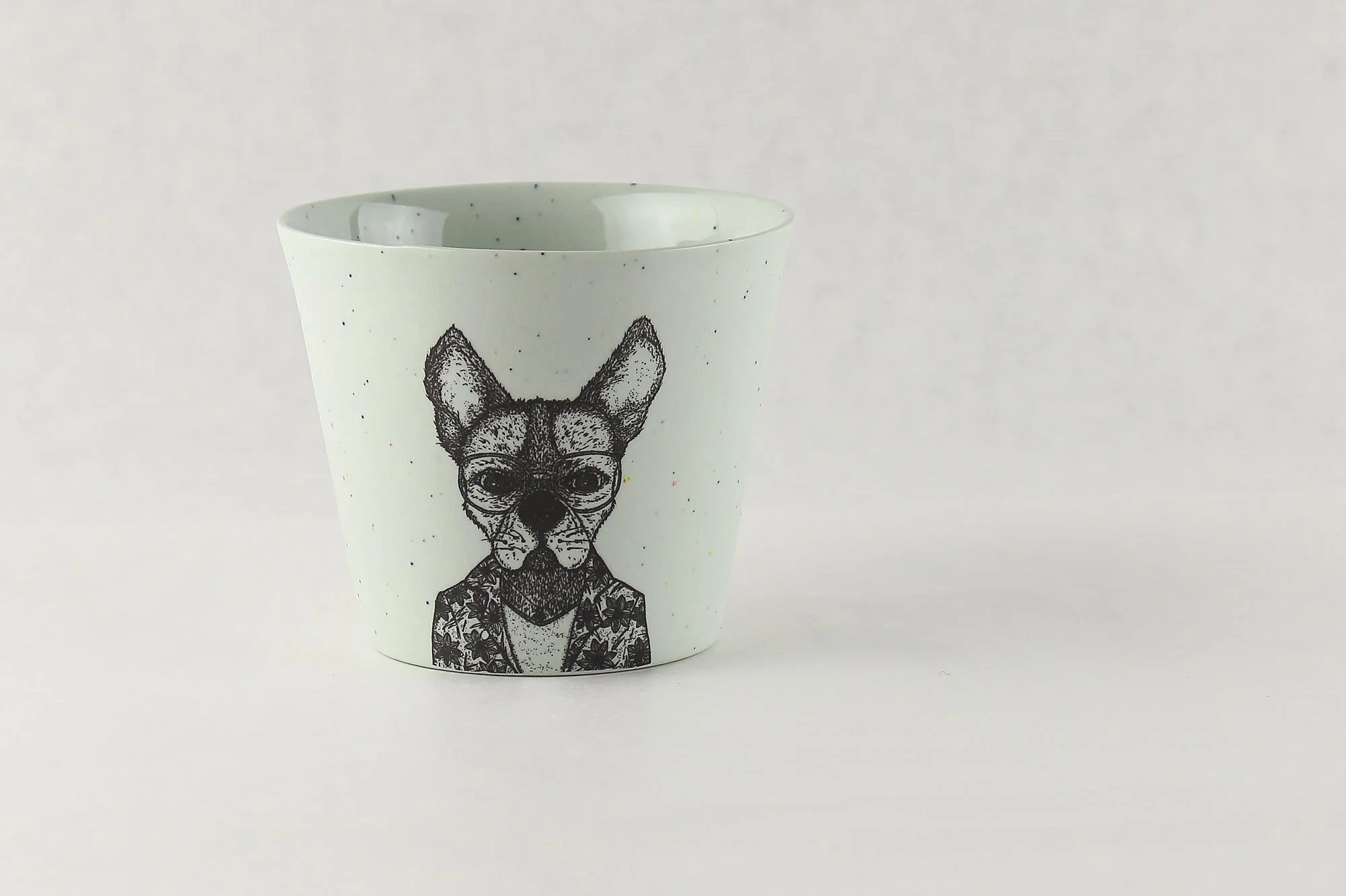 PORZELLANBECHER MIT TIERMOTIV HANDGEMACHT-HUND-KROCHER-GESPRENKELT.jpg