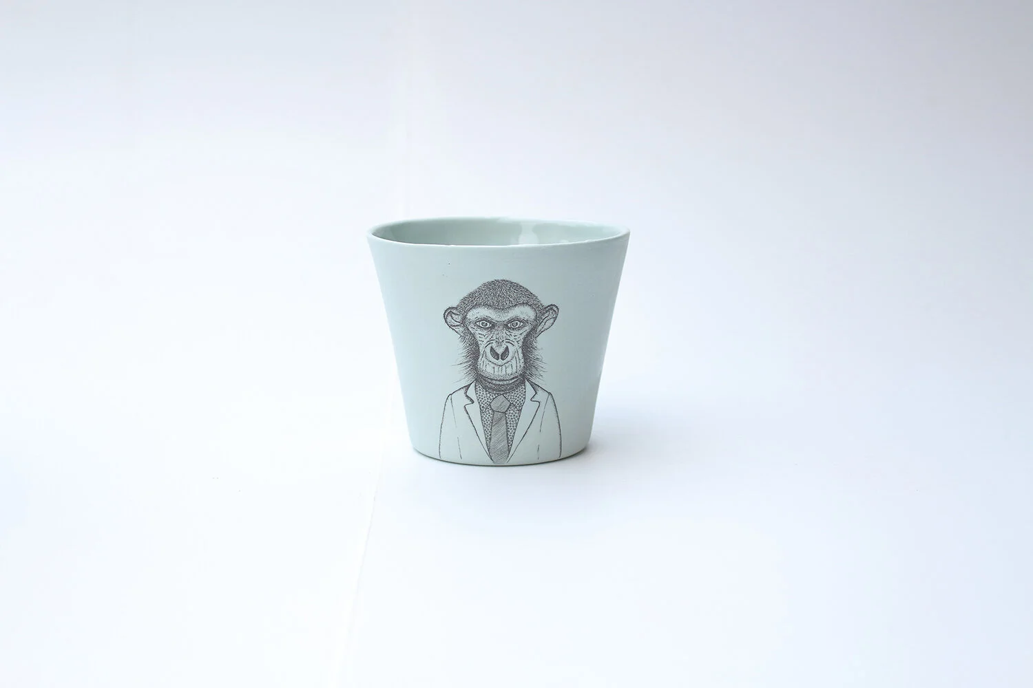 TEE-TASSE-KEGEL-MAXIMUS-SCHIMPANSE-ALBERT-HELLBLAU.JPG