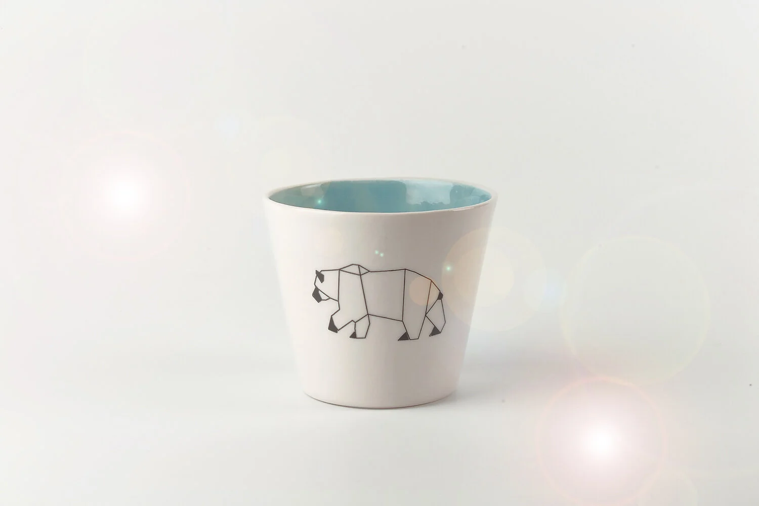 HANDGEMACHTE TASSE AUS PORZELLAN MIT BAER