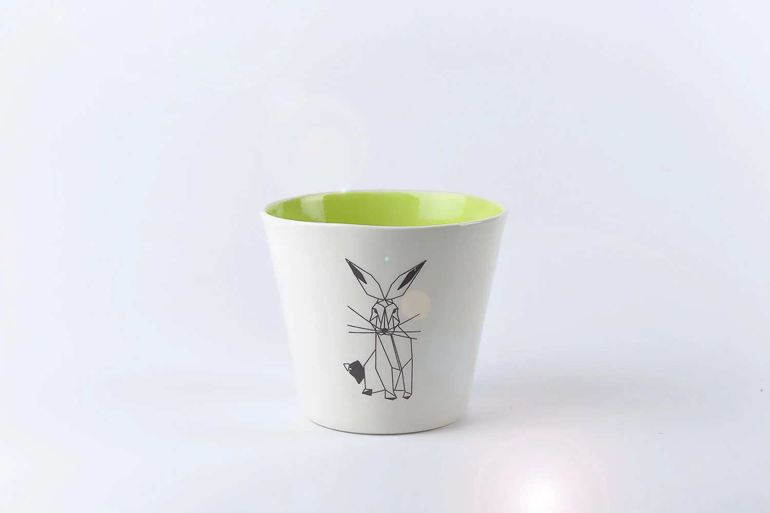 HANDGEMACHTE TASSE AUS PORZELLAN MIT HASE