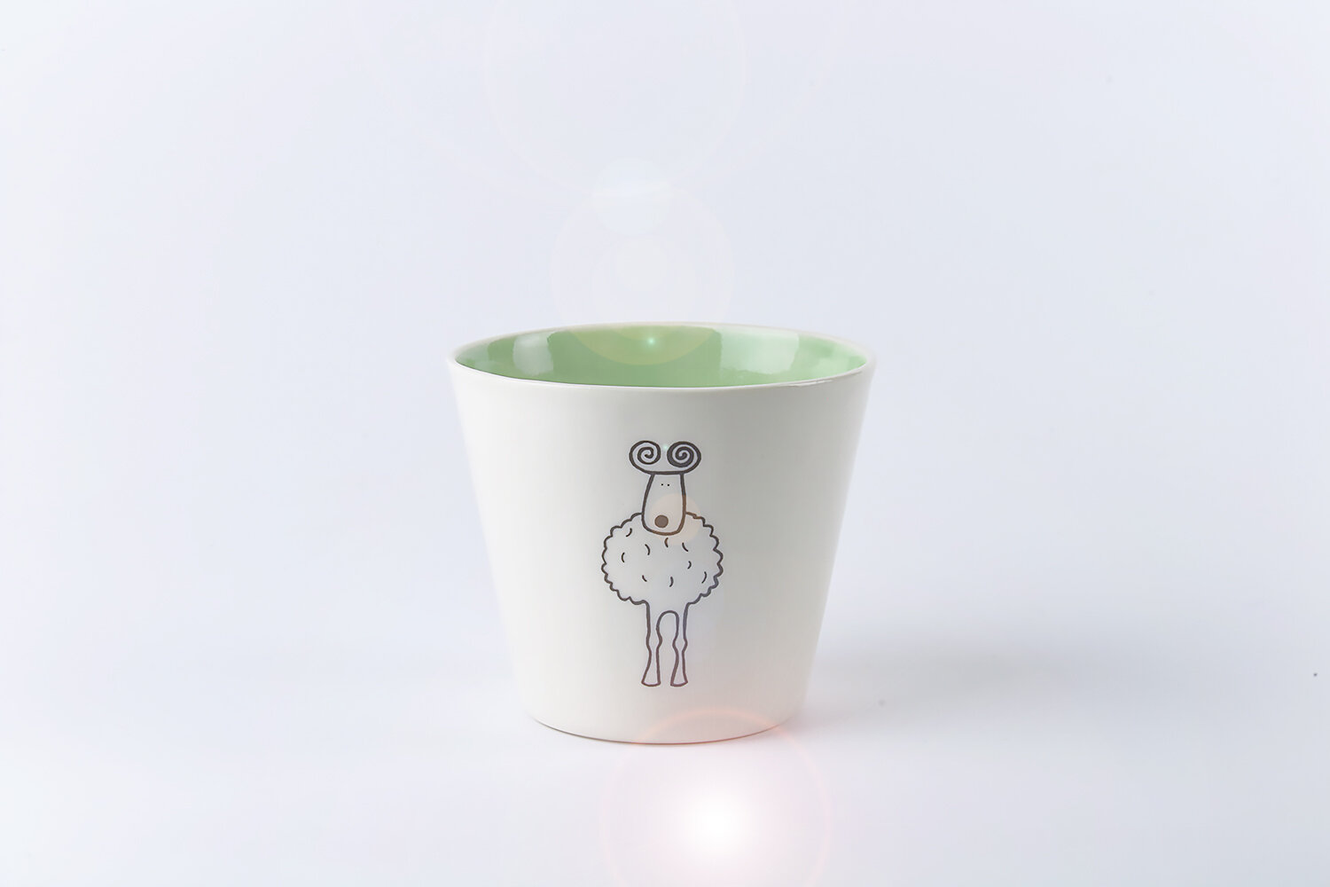 HANDGEMACHTE TASSE AUS PORZELLAN MIT SCHAF