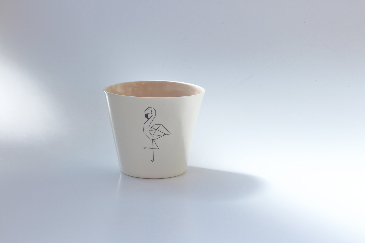 HANDGEMACHTE TASSE AUS PORZELLAN MIT FLAMINGO