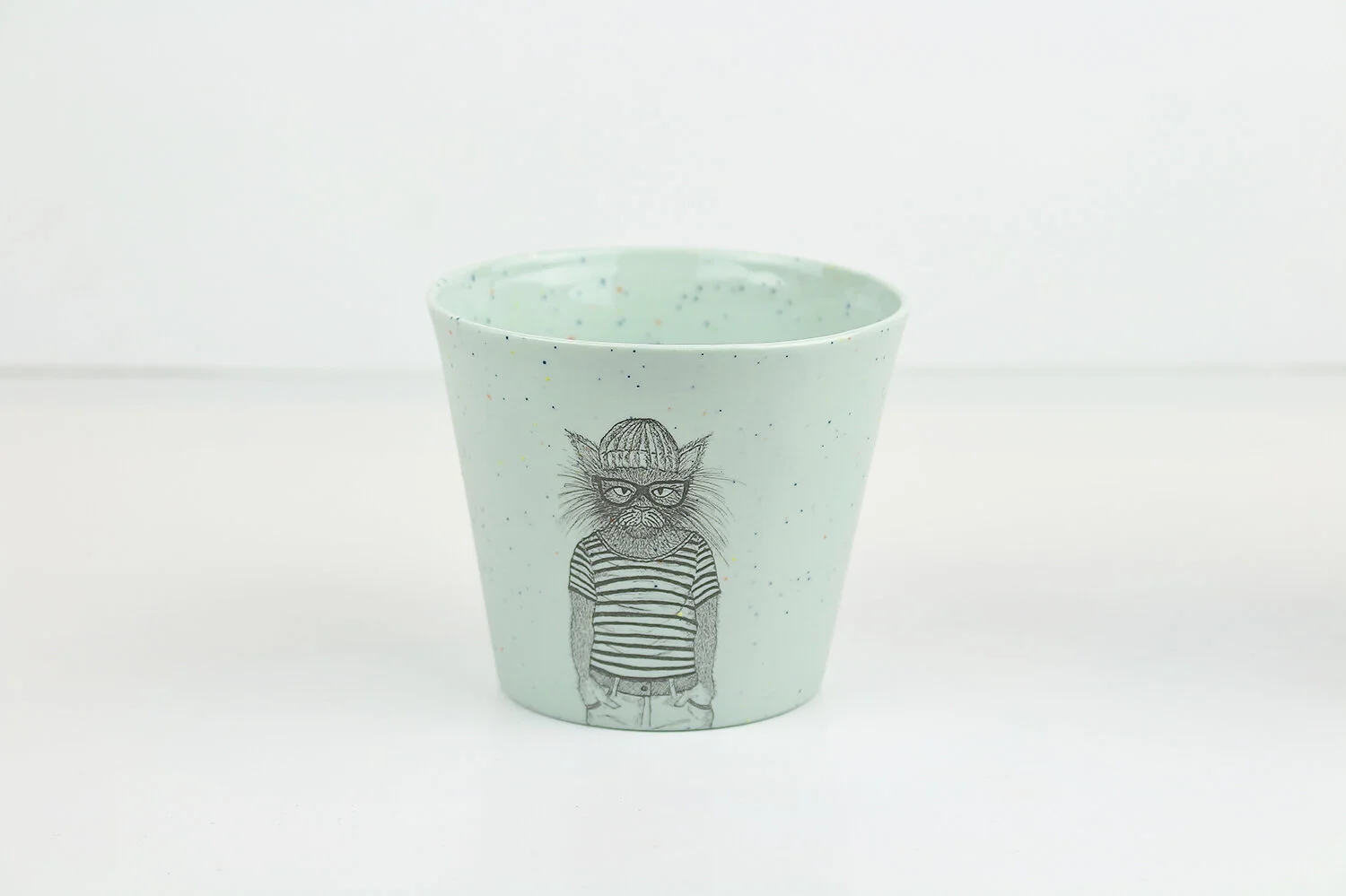 TEE-TASSE-KEGEL-MAXIMUS-KATZE-UECKBERG-HELLBLAU-GESPRENKELT.JPG