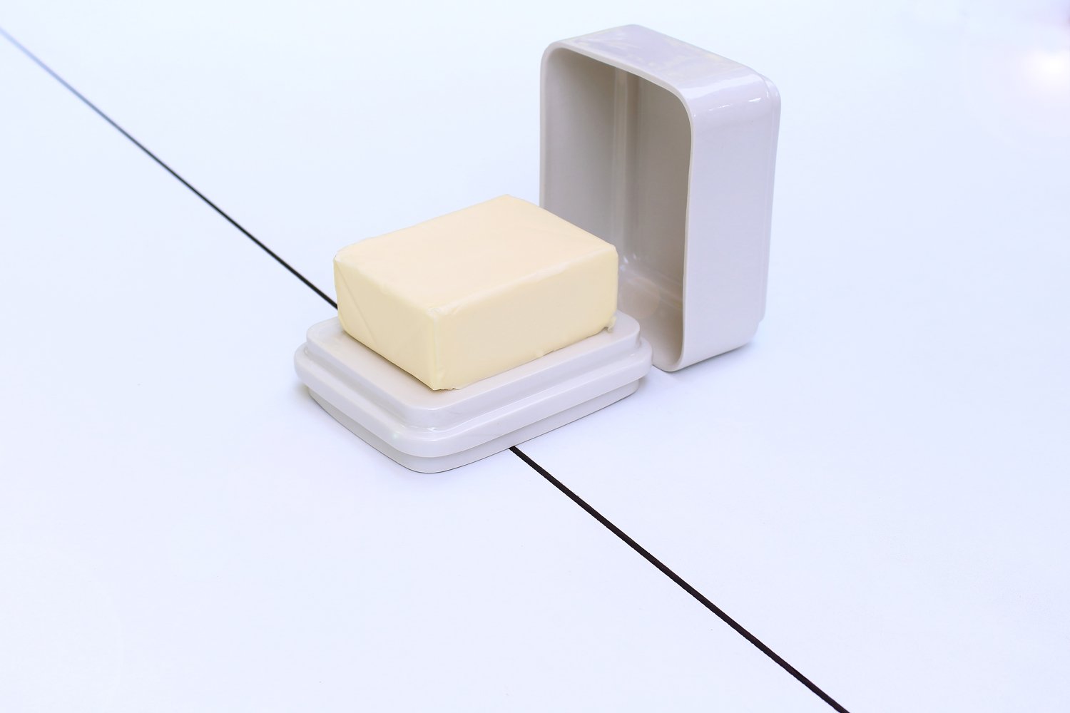 PORZELLAN_BUTTERDOSE_HANDGEMACHT_WEISS_0808_WEB.jpg