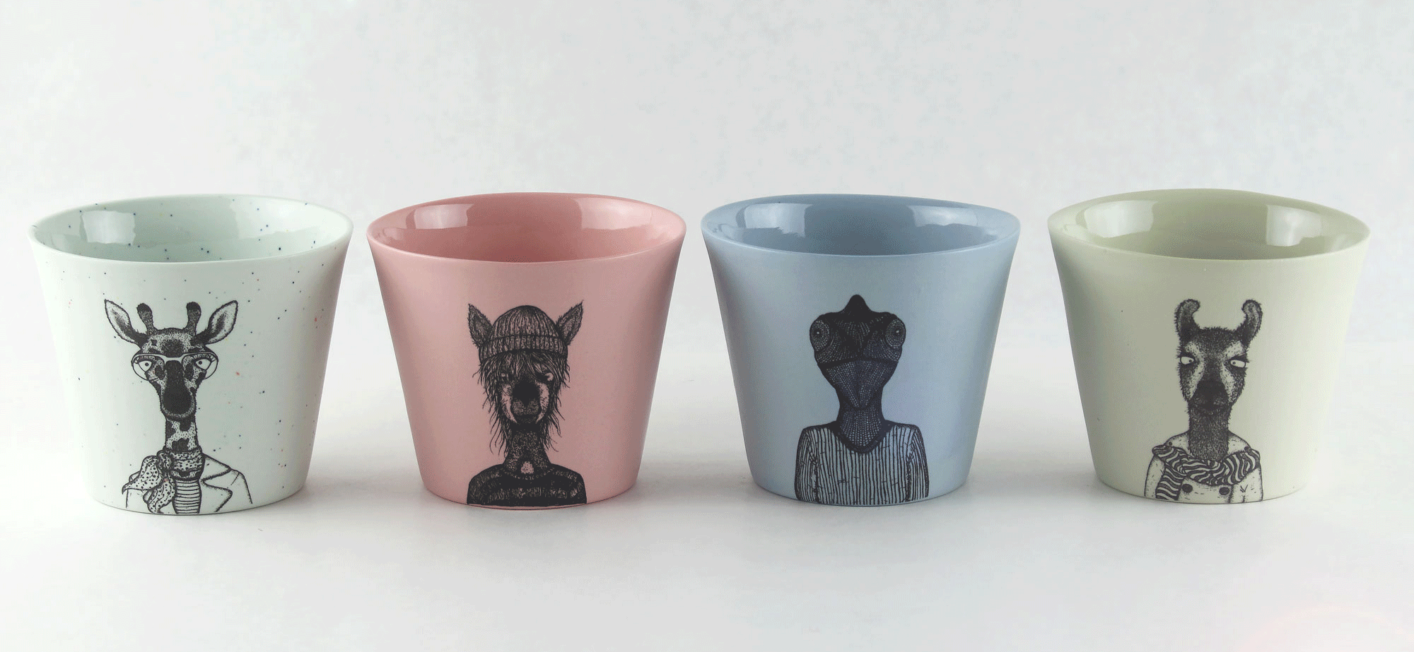 PORZELLANBECHER MIT TIERMOTIV HANDGEMACHT - GIF.gif