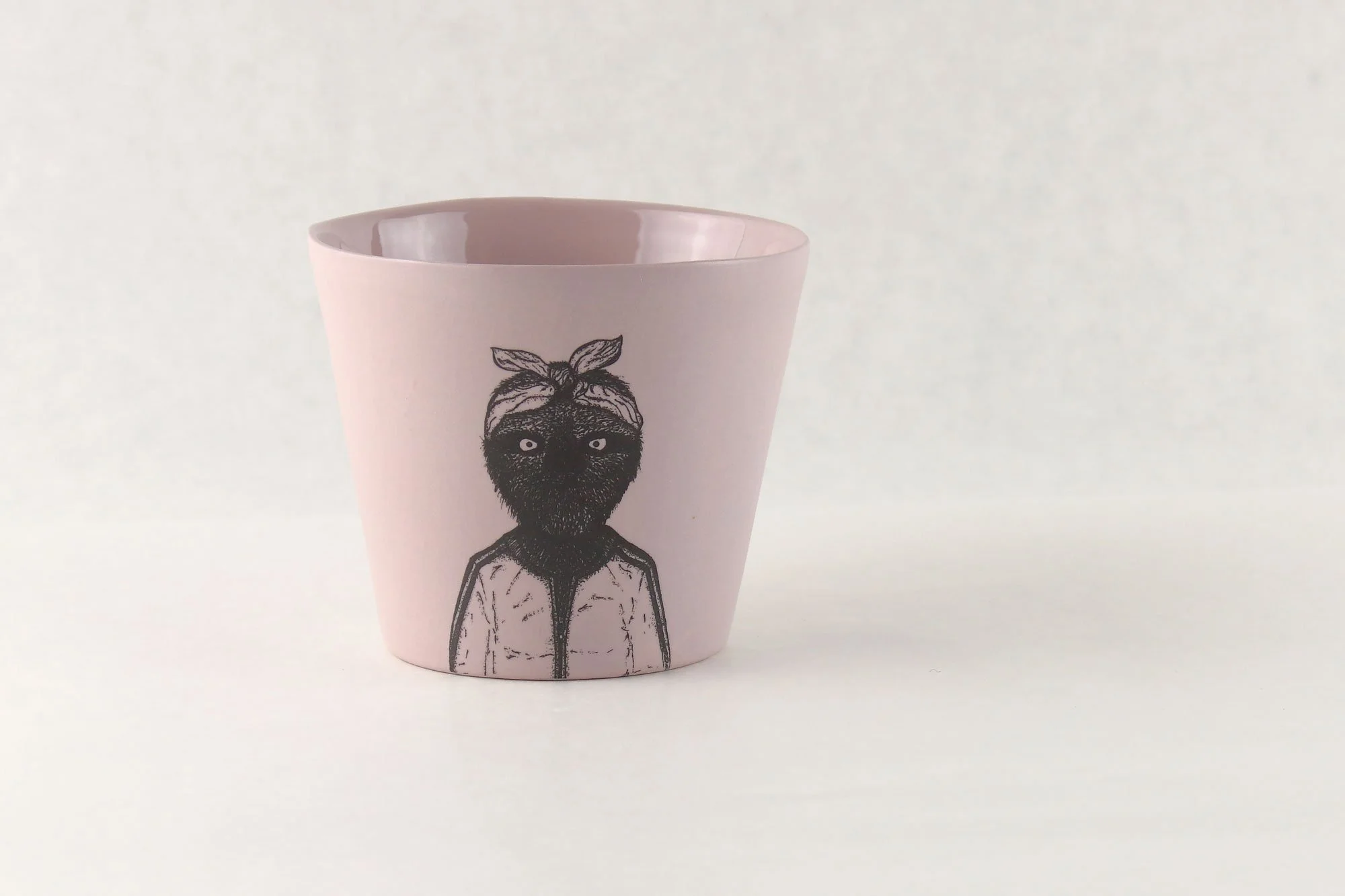 PORZELLANBECHER MIT TIERMOTIV HANDGEMACHT-FAULTIER-LILA.jpg