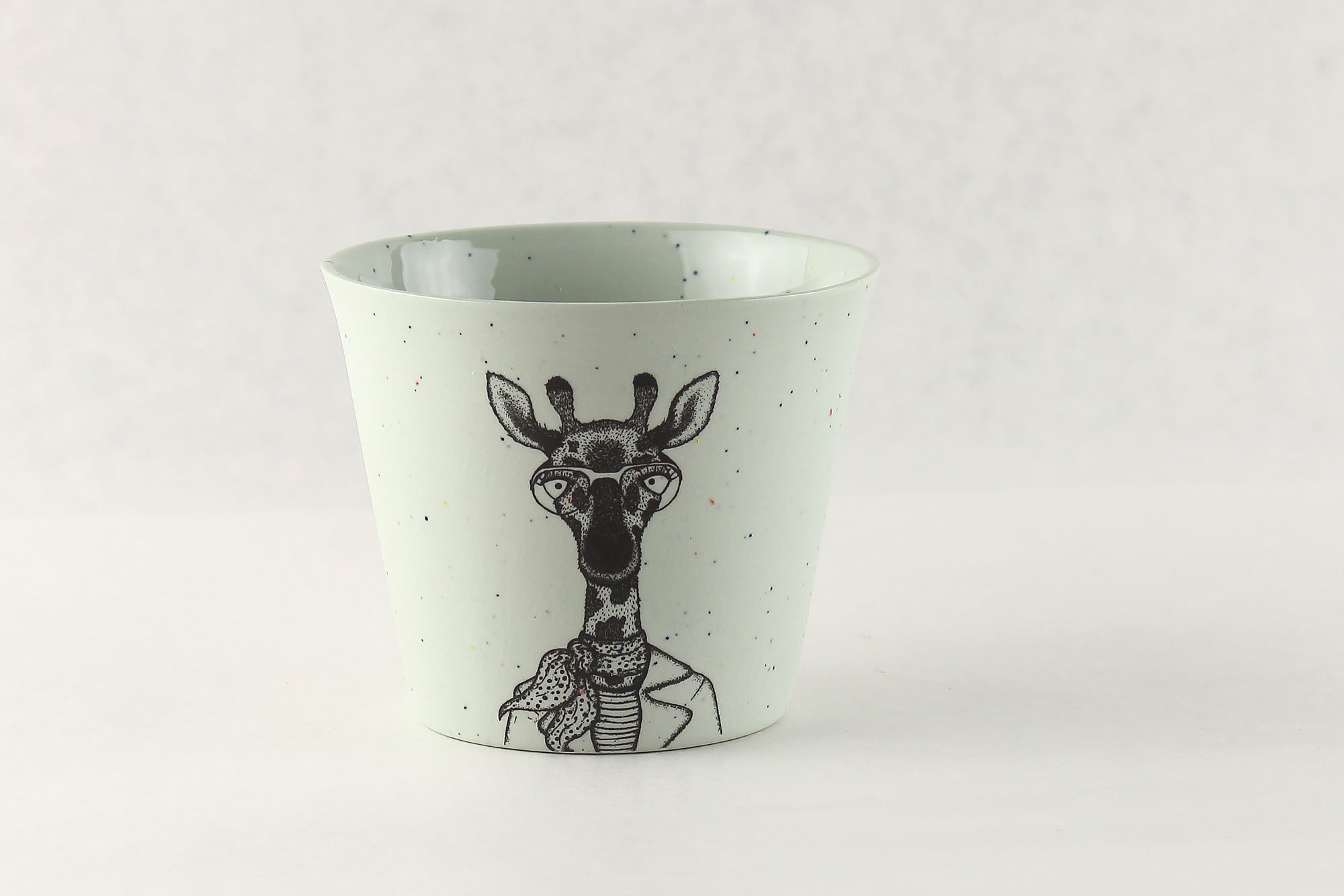 PORZELLANBECHER MIT TIERMOTIV HANDGEMACHT-GIRAFFE-GESPRENKELT.jpg