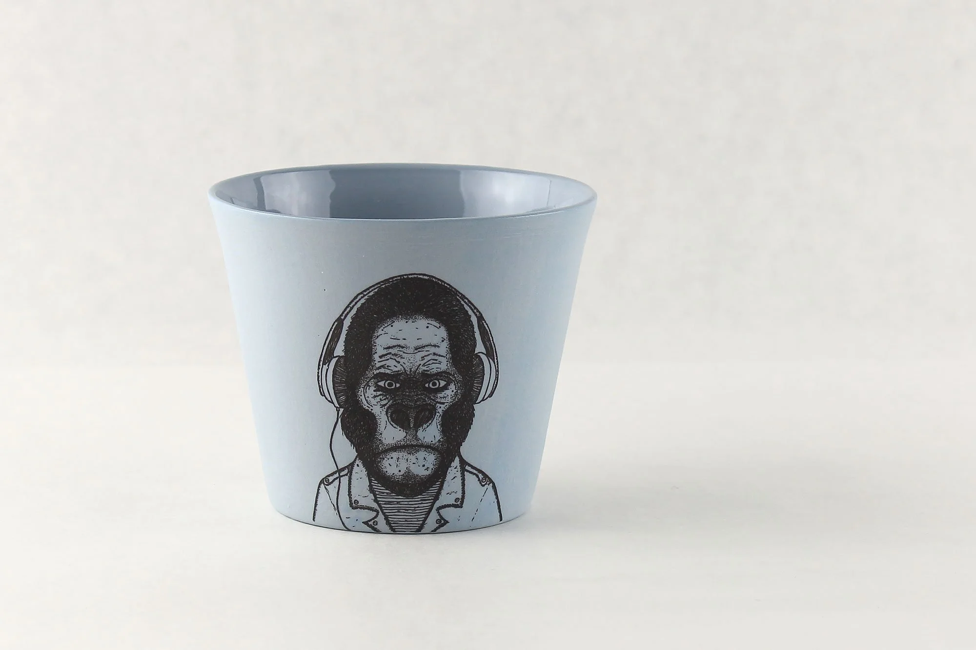 PORZELLANBECHER MIT TIERMOTIV HANDGEMACHT-GORILLA-BLAU.jpg