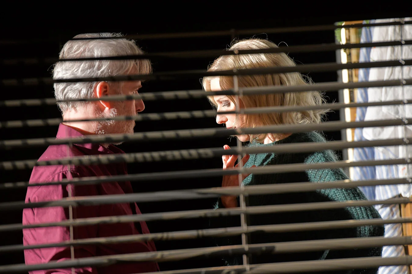 Residenztheater München,
"Begehren" von Josep Maria Benet i Jornet, Deutsch von Fritz Rudolf Fries,
Premiere: 26.1.2019,
Regie: Mirjam Loibl, Bühne: Thilo Ullrich, Kostüme: Anna Maria Schories, Licht: Uwe Grünewald, Musik: Constantin John, Dramaturgie: Carolina Heberling,
mit:
Arthur Klemt (Der Ehemann),
Hanna Scheibe (Sie),
Philip Dechamps (Der Mann),
Barbara Romaner (Die Frau),
Copyright (C) Thomas Aurin
Gleditschstr. 45, D-10781 Berlin
Tel.:+49 (0)30 2175 6205 Mobil.:+49 (0)170 2933679
Veröffentlichung nur gegen Honorar zzgl. 7% MWSt. und Belegexemplar
Steuer Nr.: 11/18/213/52812, UID Nr.: DE 170 902 977
Commerzbank, BLZ: 810 80 000, Konto-Nr.: 316 030 000
SWIFT-BIC: DRES DE FF 810, IBAN: DE07 81080000 0316030000