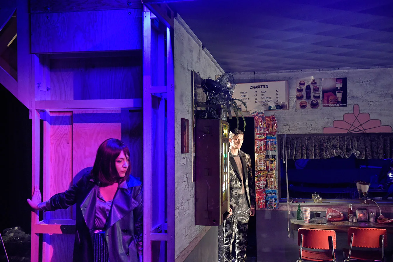 Residenztheater München,
"Begehren" von Josep Maria Benet i Jornet, Deutsch von Fritz Rudolf Fries,
Premiere: 26.1.2019,
Regie: Mirjam Loibl, Bühne: Thilo Ullrich, Kostüme: Anna Maria Schories, Licht: Uwe Grünewald, Musik: Constantin John, Dramaturgie: Carolina Heberling,
mit:
Arthur Klemt (Der Ehemann),
Hanna Scheibe (Sie),
Philip Dechamps (Der Mann),
Barbara Romaner (Die Frau),
Copyright (C) Thomas Aurin
Gleditschstr. 45, D-10781 Berlin
Tel.:+49 (0)30 2175 6205 Mobil.:+49 (0)170 2933679
Veröffentlichung nur gegen Honorar zzgl. 7% MWSt. und Belegexemplar
Steuer Nr.: 11/18/213/52812, UID Nr.: DE 170 902 977
Commerzbank, BLZ: 810 80 000, Konto-Nr.: 316 030 000
SWIFT-BIC: DRES DE FF 810, IBAN: DE07 81080000 0316030000