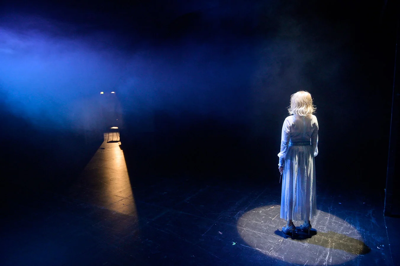 Residenztheater München,
"Begehren" von Josep Maria Benet i Jornet, Deutsch von Fritz Rudolf Fries,
Premiere: 26.1.2019,
Regie: Mirjam Loibl, Bühne: Thilo Ullrich, Kostüme: Anna Maria Schories, Licht: Uwe Grünewald, Musik: Constantin John, Dramaturgie: Carolina Heberling,
mit:
Arthur Klemt (Der Ehemann),
Hanna Scheibe (Sie),
Philip Dechamps (Der Mann),
Barbara Romaner (Die Frau),
Copyright (C) Thomas Aurin
Gleditschstr. 45, D-10781 Berlin
Tel.:+49 (0)30 2175 6205 Mobil.:+49 (0)170 2933679
Veröffentlichung nur gegen Honorar zzgl. 7% MWSt. und Belegexemplar
Steuer Nr.: 11/18/213/52812, UID Nr.: DE 170 902 977
Commerzbank, BLZ: 810 80 000, Konto-Nr.: 316 030 000
SWIFT-BIC: DRES DE FF 810, IBAN: DE07 81080000 0316030000