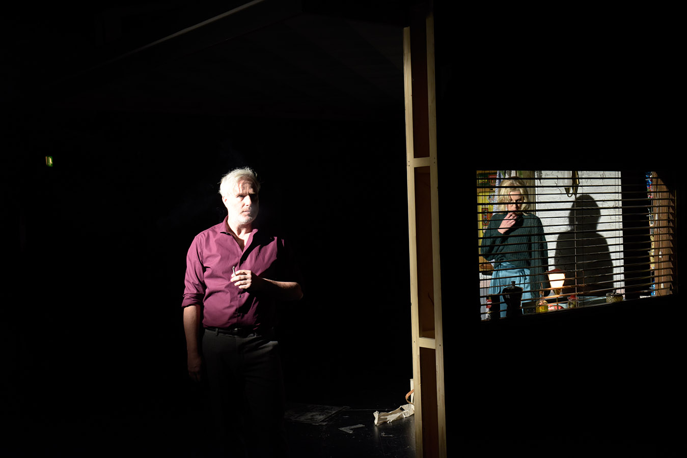 Residenztheater München,
"Begehren" von Josep Maria Benet i Jornet, Deutsch von Fritz Rudolf Fries,
Premiere: 26.1.2019,
Regie: Mirjam Loibl, Bühne: Thilo Ullrich, Kostüme: Anna Maria Schories, Licht: Uwe Grünewald, Musik: Constantin John, Dramaturgie: Carolina Heberling,
mit:
Arthur Klemt (Der Ehemann),
Hanna Scheibe (Sie),
Philip Dechamps (Der Mann),
Barbara Romaner (Die Frau),
Copyright (C) Thomas Aurin
Gleditschstr. 45, D-10781 Berlin
Tel.:+49 (0)30 2175 6205 Mobil.:+49 (0)170 2933679
Veröffentlichung nur gegen Honorar zzgl. 7% MWSt. und Belegexemplar
Steuer Nr.: 11/18/213/52812, UID Nr.: DE 170 902 977
Commerzbank, BLZ: 810 80 000, Konto-Nr.: 316 030 000
SWIFT-BIC: DRES DE FF 810, IBAN: DE07 81080000 0316030000