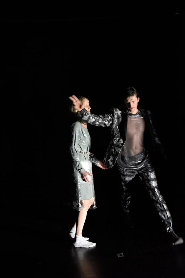 Residenztheater München,
"Begehren" von Josep Maria Benet i Jornet, Deutsch von Fritz Rudolf Fries,
Premiere: 26.1.2019,
Regie: Mirjam Loibl, Bühne: Thilo Ullrich, Kostüme: Anna Maria Schories, Licht: Uwe Grünewald, Musik: Constantin John, Dramaturgie: Carolina Heberling,
mit:
Arthur Klemt (Der Ehemann),
Hanna Scheibe (Sie),
Philip Dechamps (Der Mann),
Barbara Romaner (Die Frau),
Copyright (C) Thomas Aurin
Gleditschstr. 45, D-10781 Berlin
Tel.:+49 (0)30 2175 6205 Mobil.:+49 (0)170 2933679
Veröffentlichung nur gegen Honorar zzgl. 7% MWSt. und Belegexemplar
Steuer Nr.: 11/18/213/52812, UID Nr.: DE 170 902 977
Commerzbank, BLZ: 810 80 000, Konto-Nr.: 316 030 000
SWIFT-BIC: DRES DE FF 810, IBAN: DE07 81080000 0316030000