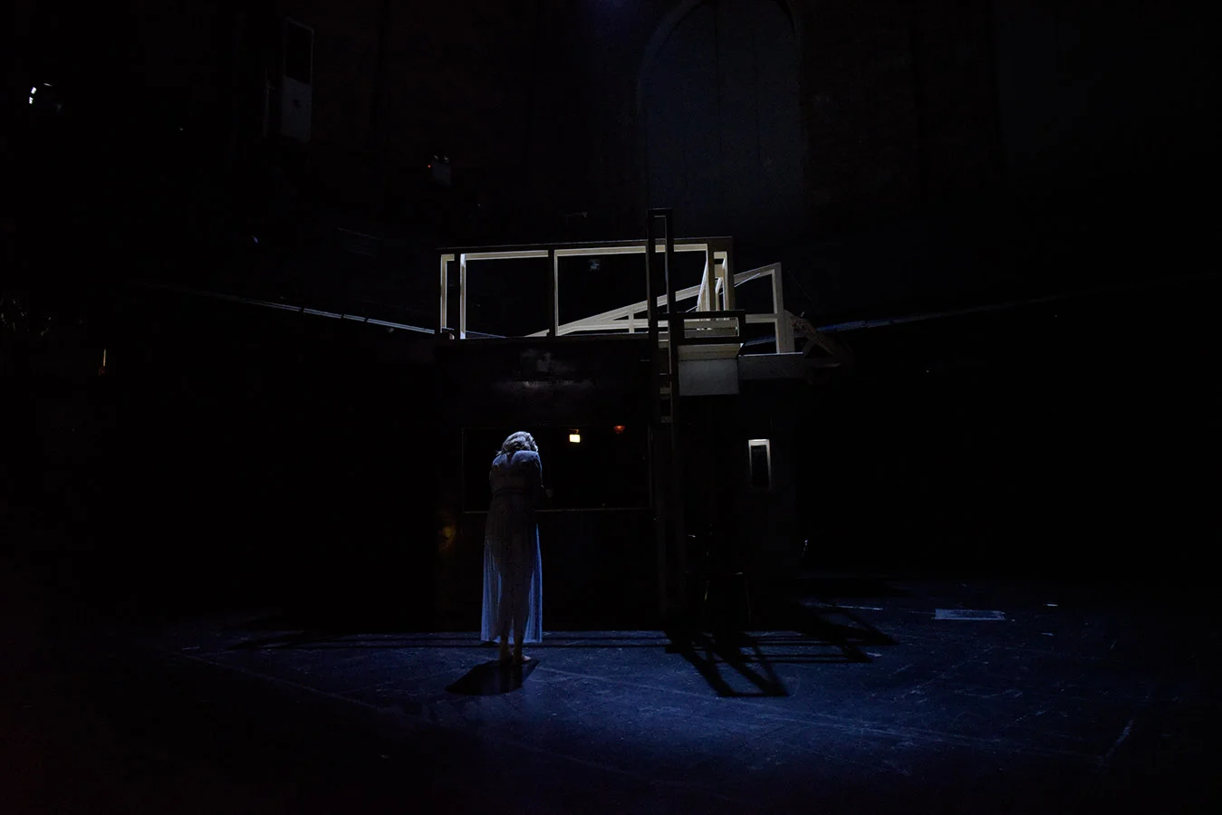 Residenztheater München,
"Begehren" von Josep Maria Benet i Jornet, Deutsch von Fritz Rudolf Fries,
Premiere: 26.1.2019,
Regie: Mirjam Loibl, Bühne: Thilo Ullrich, Kostüme: Anna Maria Schories, Licht: Uwe Grünewald, Musik: Constantin John, Dramaturgie: Carolina Heberling,
mit:
Arthur Klemt (Der Ehemann),
Hanna Scheibe (Sie),
Philip Dechamps (Der Mann),
Barbara Romaner (Die Frau),
Copyright (C) Thomas Aurin
Gleditschstr. 45, D-10781 Berlin
Tel.:+49 (0)30 2175 6205 Mobil.:+49 (0)170 2933679
Veröffentlichung nur gegen Honorar zzgl. 7% MWSt. und Belegexemplar
Steuer Nr.: 11/18/213/52812, UID Nr.: DE 170 902 977
Commerzbank, BLZ: 810 80 000, Konto-Nr.: 316 030 000
SWIFT-BIC: DRES DE FF 810, IBAN: DE07 81080000 0316030000