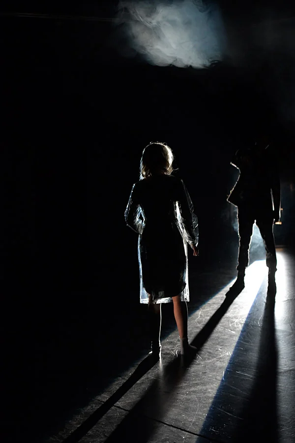 Residenztheater München,
"Begehren" von Josep Maria Benet i Jornet, Deutsch von Fritz Rudolf Fries,
Premiere: 26.1.2019,
Regie: Mirjam Loibl, Bühne: Thilo Ullrich, Kostüme: Anna Maria Schories, Licht: Uwe Grünewald, Musik: Constantin John, Dramaturgie: Carolina Heberling,
mit:
Arthur Klemt (Der Ehemann),
Hanna Scheibe (Sie),
Philip Dechamps (Der Mann),
Barbara Romaner (Die Frau),
Copyright (C) Thomas Aurin
Gleditschstr. 45, D-10781 Berlin
Tel.:+49 (0)30 2175 6205 Mobil.:+49 (0)170 2933679
Veröffentlichung nur gegen Honorar zzgl. 7% MWSt. und Belegexemplar
Steuer Nr.: 11/18/213/52812, UID Nr.: DE 170 902 977
Commerzbank, BLZ: 810 80 000, Konto-Nr.: 316 030 000
SWIFT-BIC: DRES DE FF 810, IBAN: DE07 81080000 0316030000