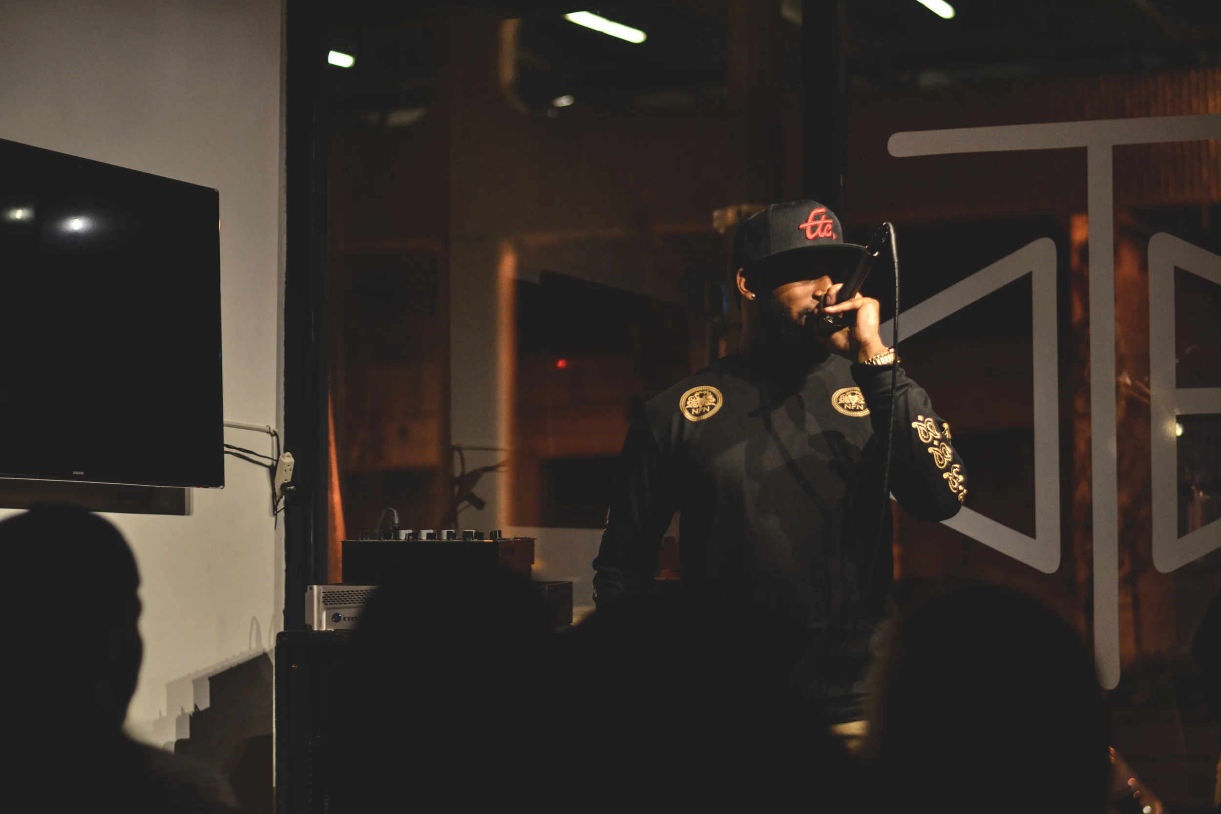 SVNDLAAT'S K.O. PERFORMING HIS NEW SINGLE....