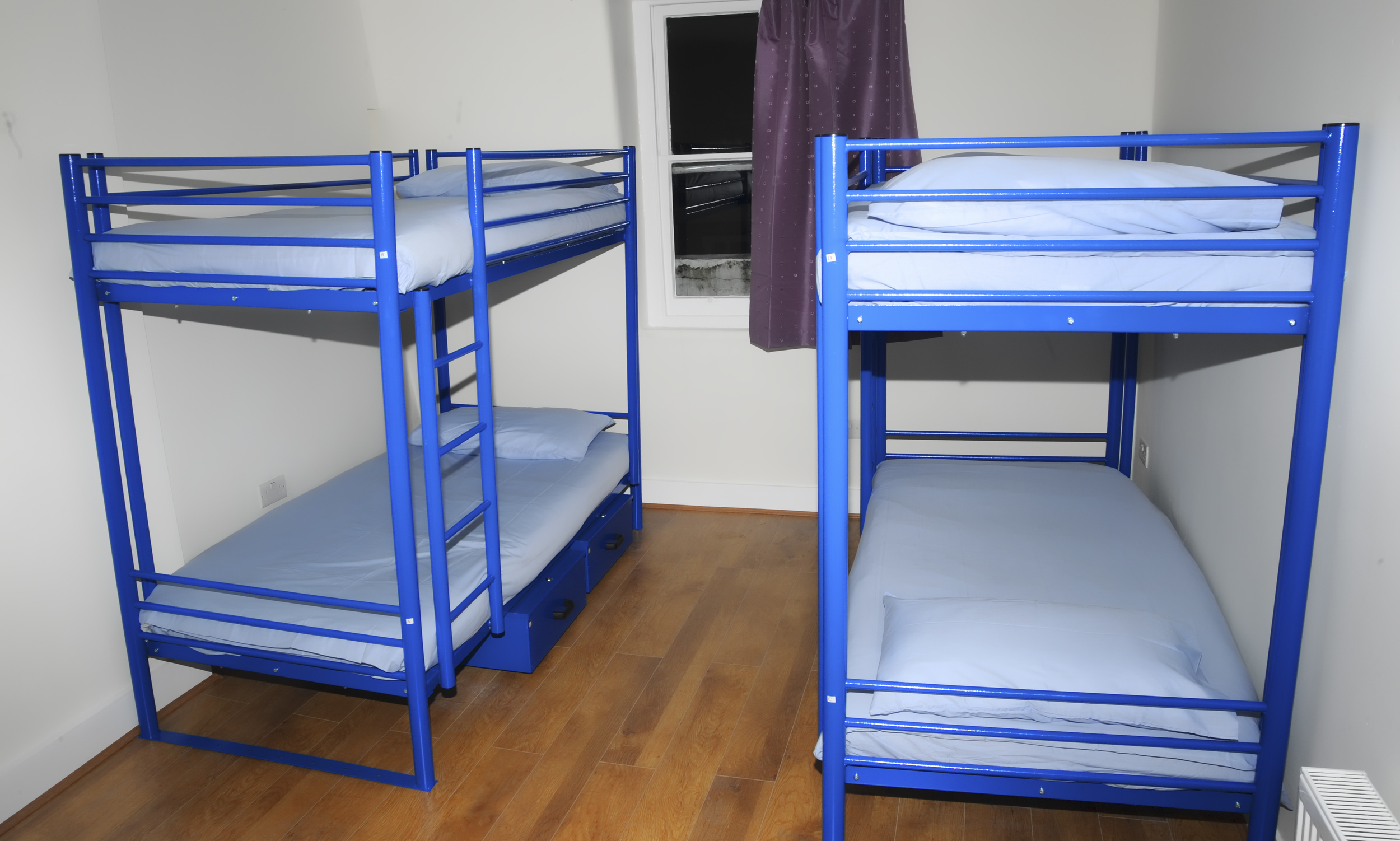twin-hostel-bunk-beds.jpg