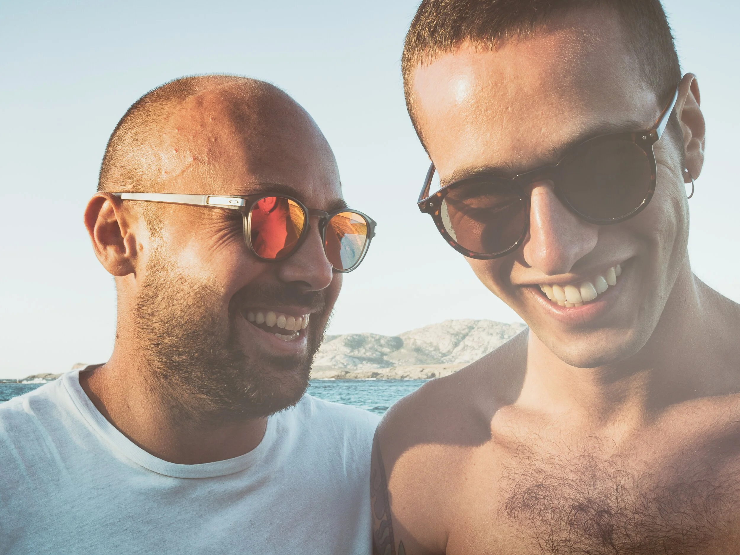 sun-people-light-adult-summer-smile-young-friends-funny-happy_t20_1blGbY.jpg