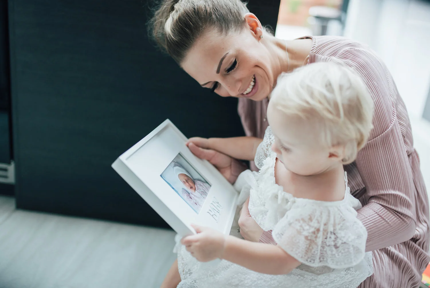 baby-photography-looking-at-photo.jpg
