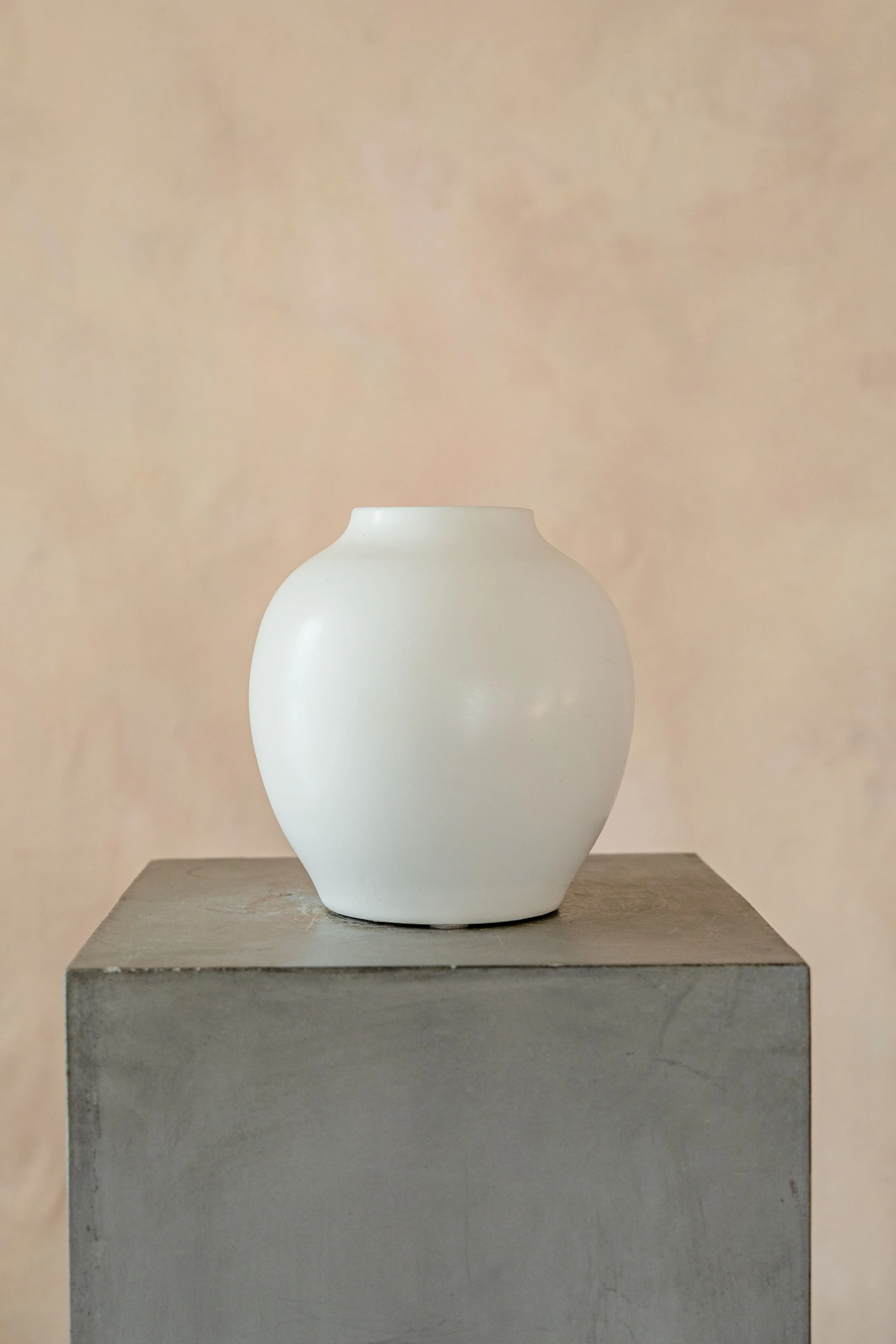 white urn - 2