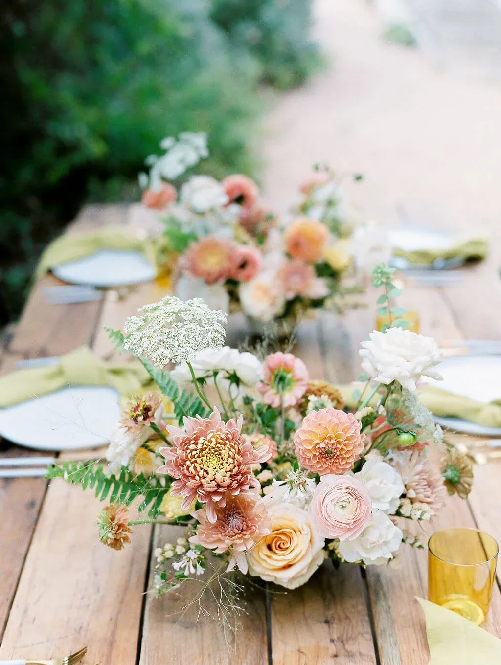 Luxury romantic table florals with timeless appeal.jpg.webp