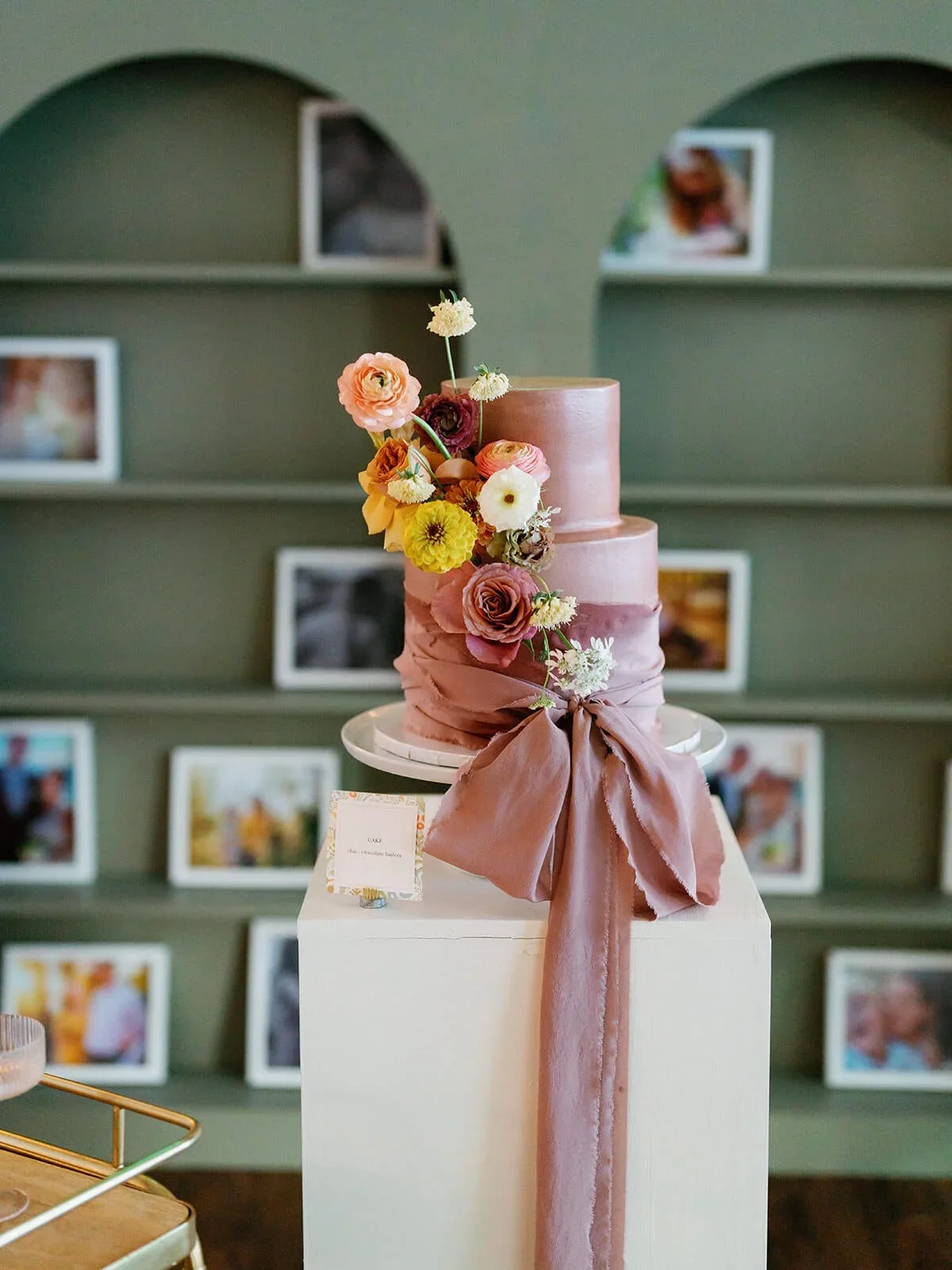 Luxury romantic cake florals with refined styling.jpg.webp