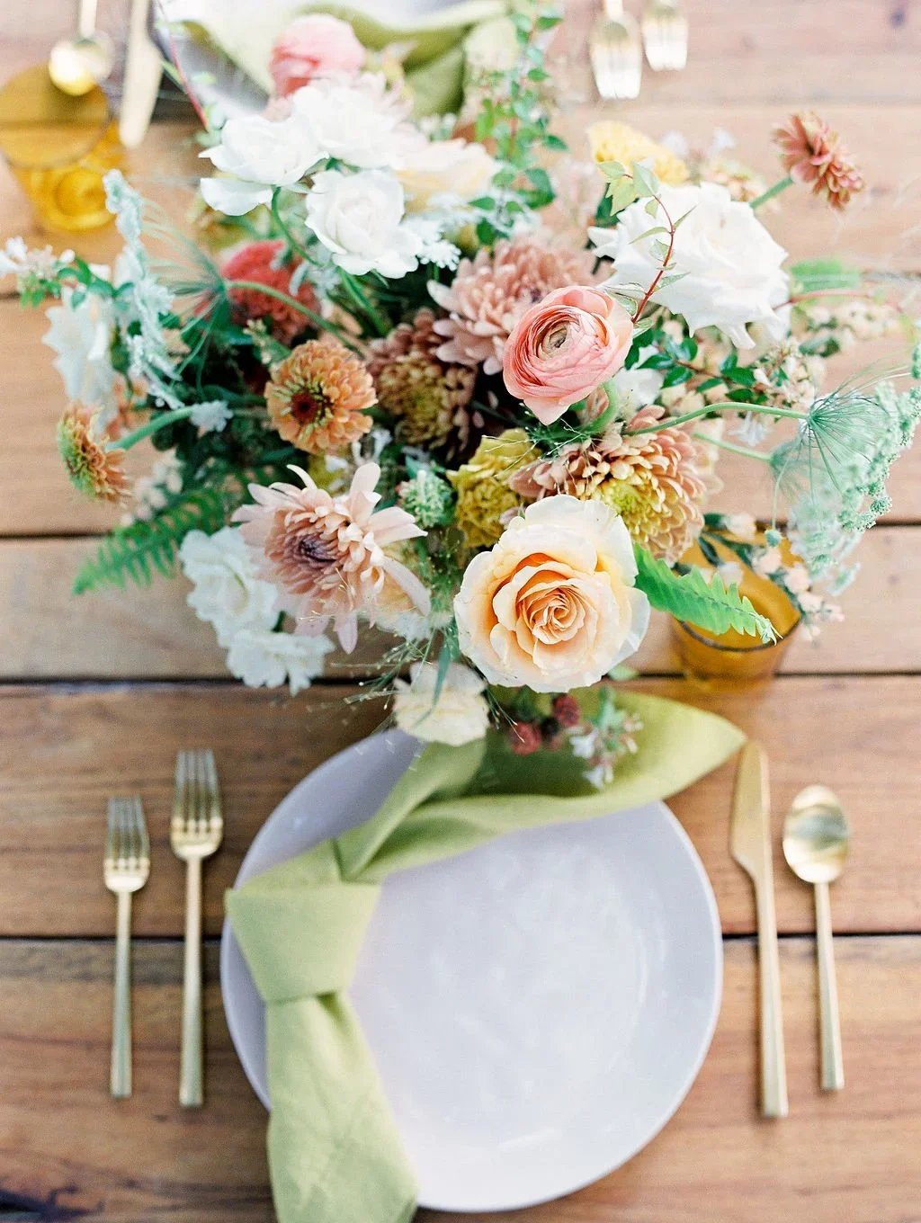 Garden-inspired romantic table flowers with refined design.jpg.webp