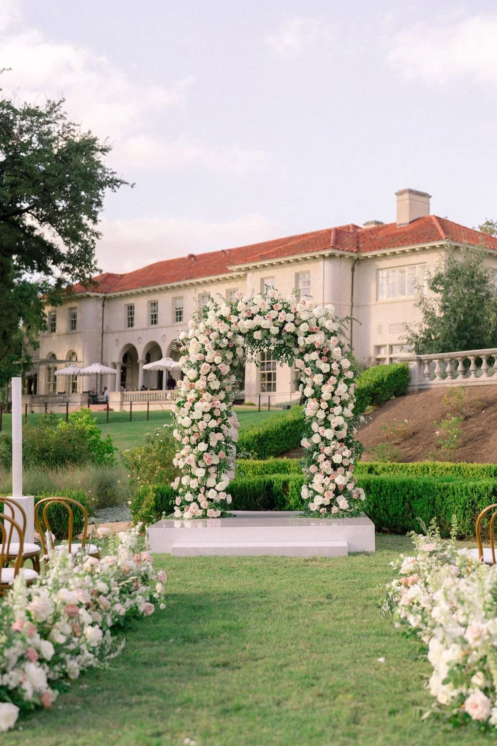 Classic wedding florals with refined detailing.jpeg.webp