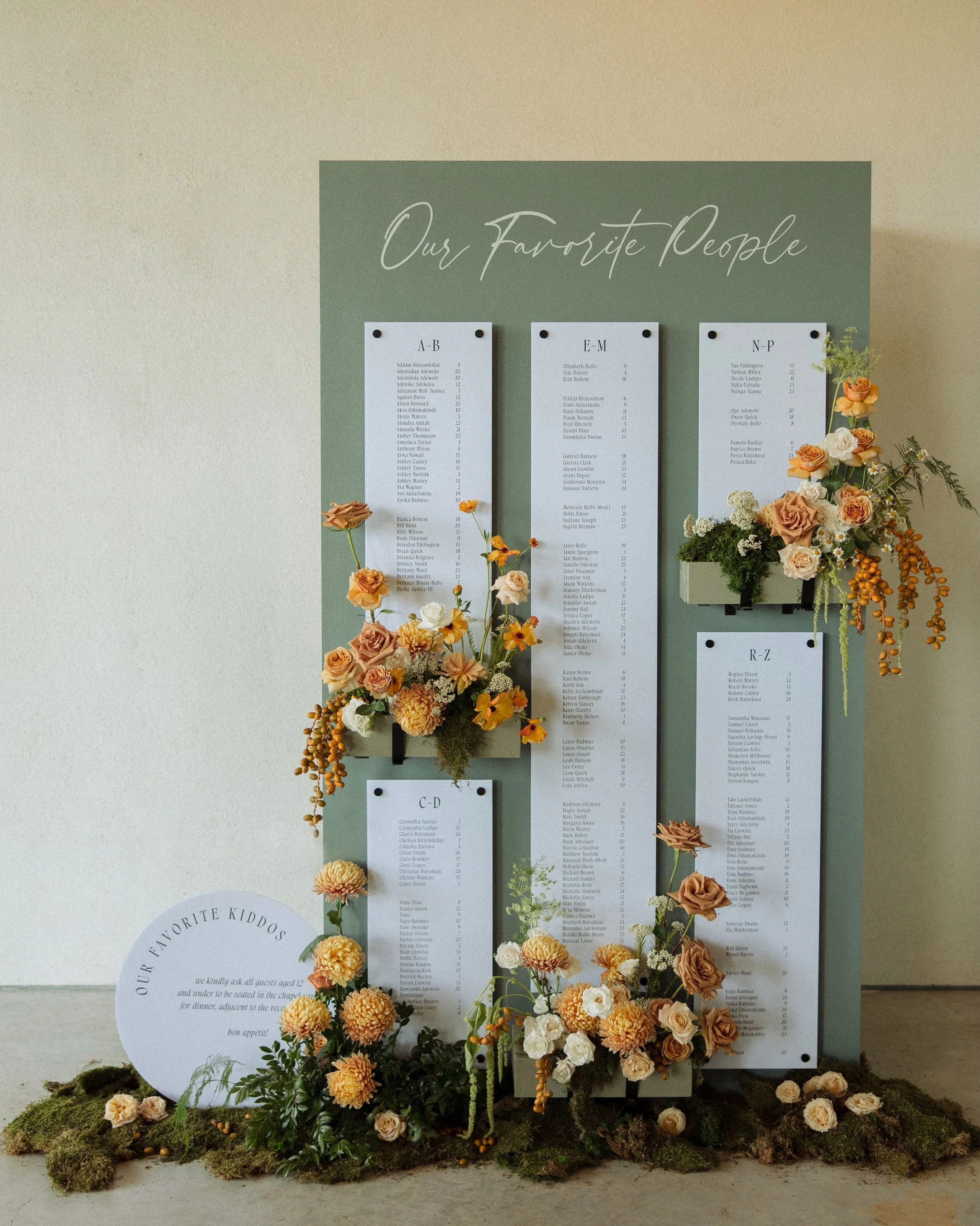 Editorial wedding florals designed for a modern celebration.webp