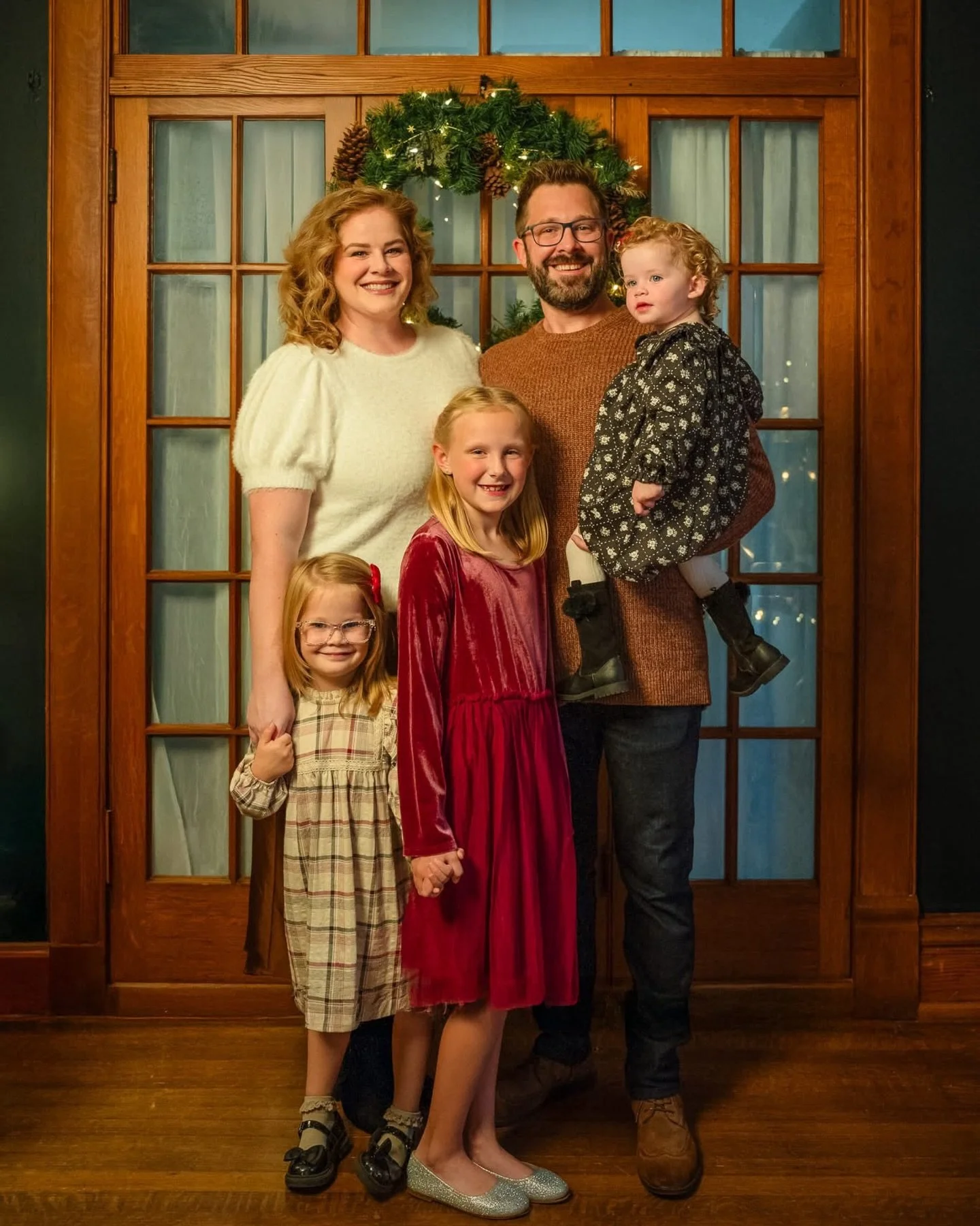 Christmas, the nostalgic way. ✨🎄

The Dewar family were the very first to get a taste of the Christmas studio this year &mdash; and they delivered. In 30 minutes we wrangled three wiggly girls, two outfit changes, four sets, and even squeezed in a h